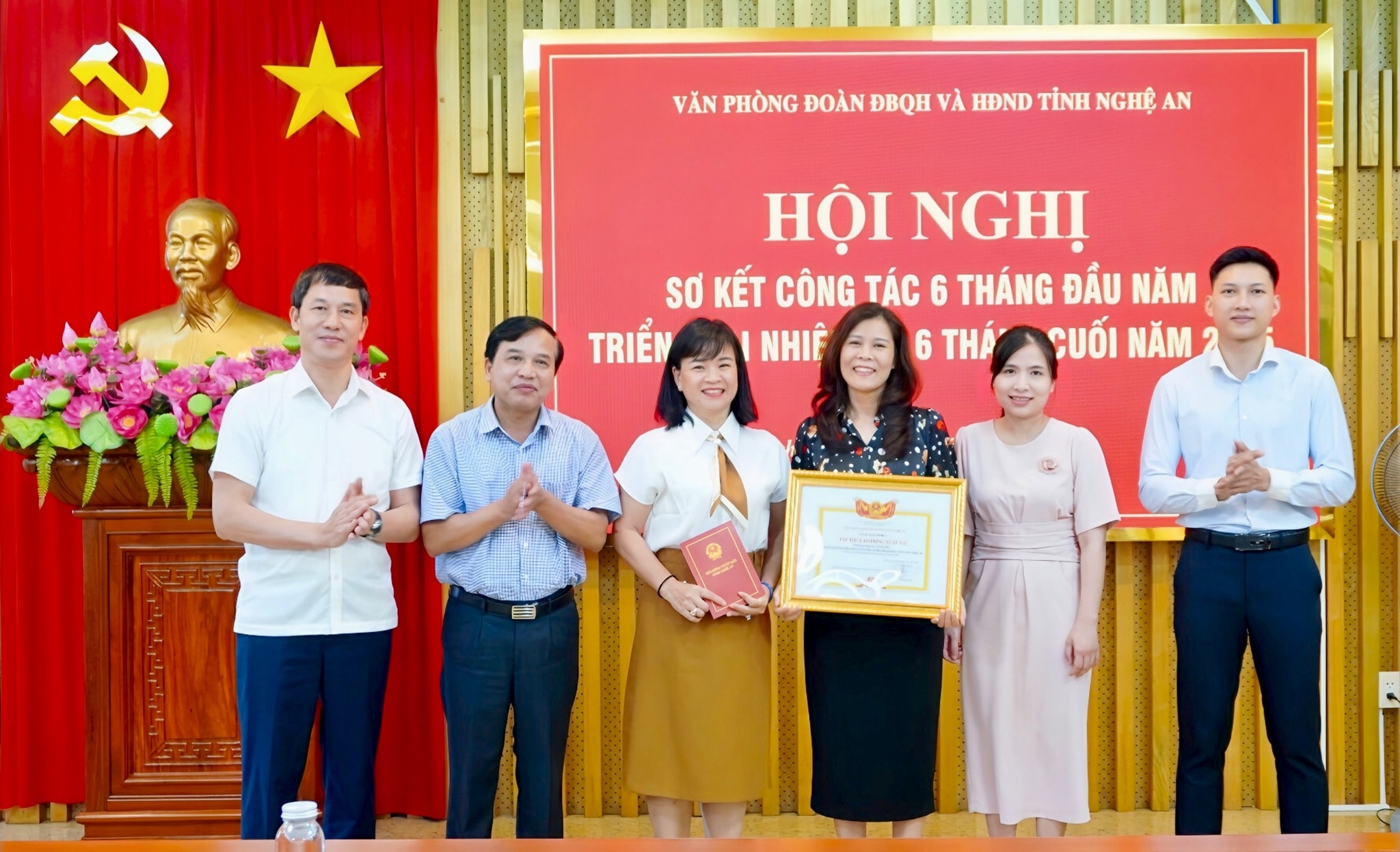 Đại diện Thường trực HĐND tỉnh, Đoàn ĐBQH tỉnh và lãnh đạo Văn phòng trao Bằng khen của Chủ tịch UBND tỉnh cho tập thể lao động xuất sắc trong năm 2024