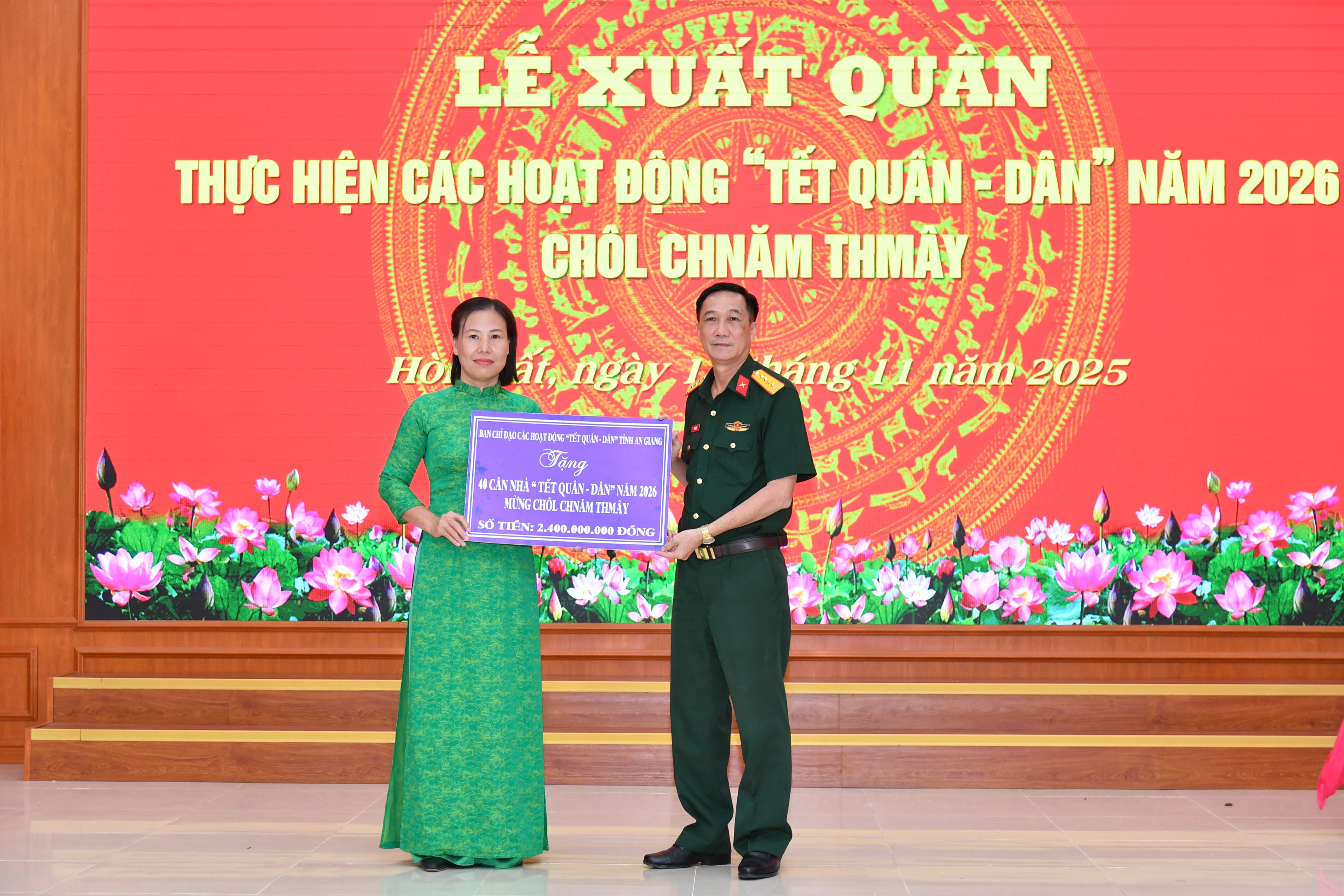ĐẠI TÁ CAO MINH TÂM, PHÓ CHÍNH ỦY BỘ CHQS TỈNH, PHÓ TRƯỞNG BAN TỔ CHỨC CÁC HOẠT ĐỒNG TẾT QUÂN - DÂN NĂM 2026 TRAO BẢNG TƯỢNG TRƯNG HỖ TRỢ XÂY DỰNG 40 CĂN NHÀ CHO ĐẠI DIỆN XÃ HÒN ĐẤT.