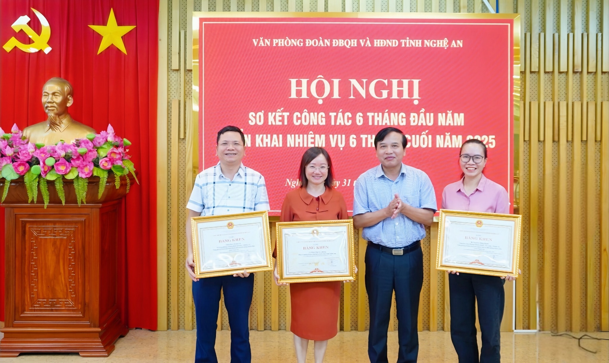 Đồng chí Nguyễn Như Khôi, Uỷ viên BCH Đảng bộ tỉnh, Phó Chủ tịch HĐND tỉnh trao bằng khen của Chủ tịch UBND tỉnh cho các cá nhân có thành tích xuất sắc trong công tác từ năm 2023 - 2024