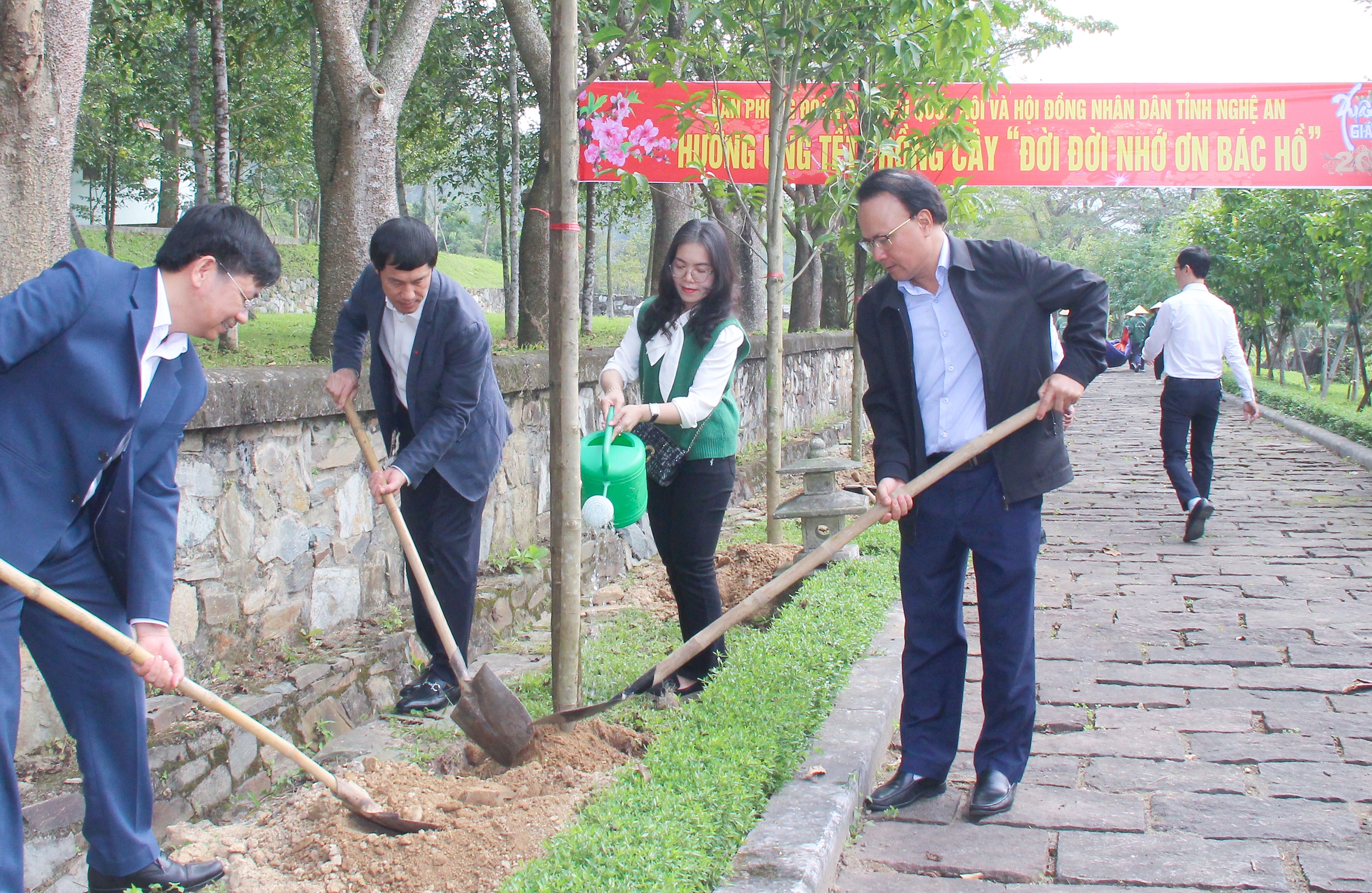 Lãnh đạo HĐND tỉnh và các ban HĐND tỉnh, Văn phòng Đoàn ĐBQH và HĐND tỉnh tổ chức trồng cây ngọc lan tại Khu Di tích mộ Bà Hoàng Thị Loan.