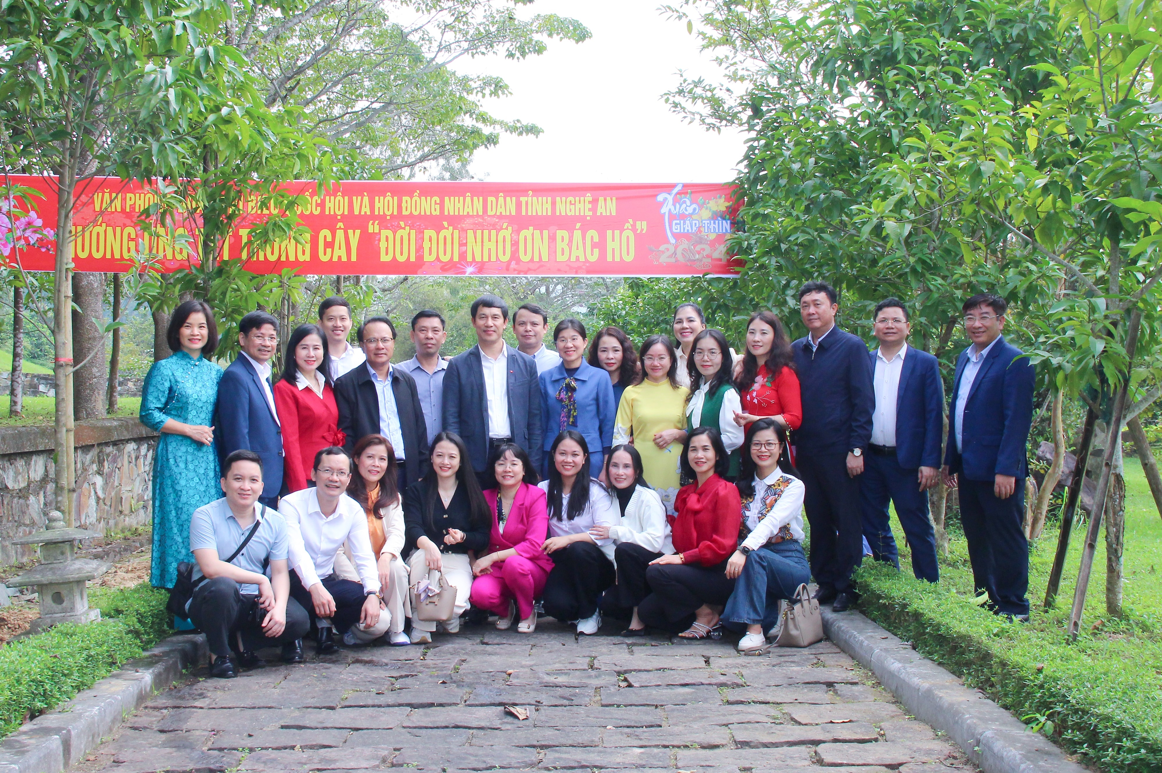 Lãnh đạo HĐND và Đoàn đại biểu Quốc hội tỉnh cùng lãnh đạo, cán bộ, chuyên viên, nhân viên Văn phòng Đoàn đại biểu Quốc hội và HĐND tỉnh chụp ảnh lưu niệm tại Khu Di tích mộ Bà Hoàng Thị Loan