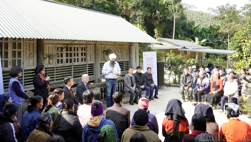 Canada’s Secretary of State for International Development Randeep Sarai speaks with beneficiary households of a project supporting the recovery of agricultural production after natural disasters in Lao Cai. (Photo: baolaocai.vn)