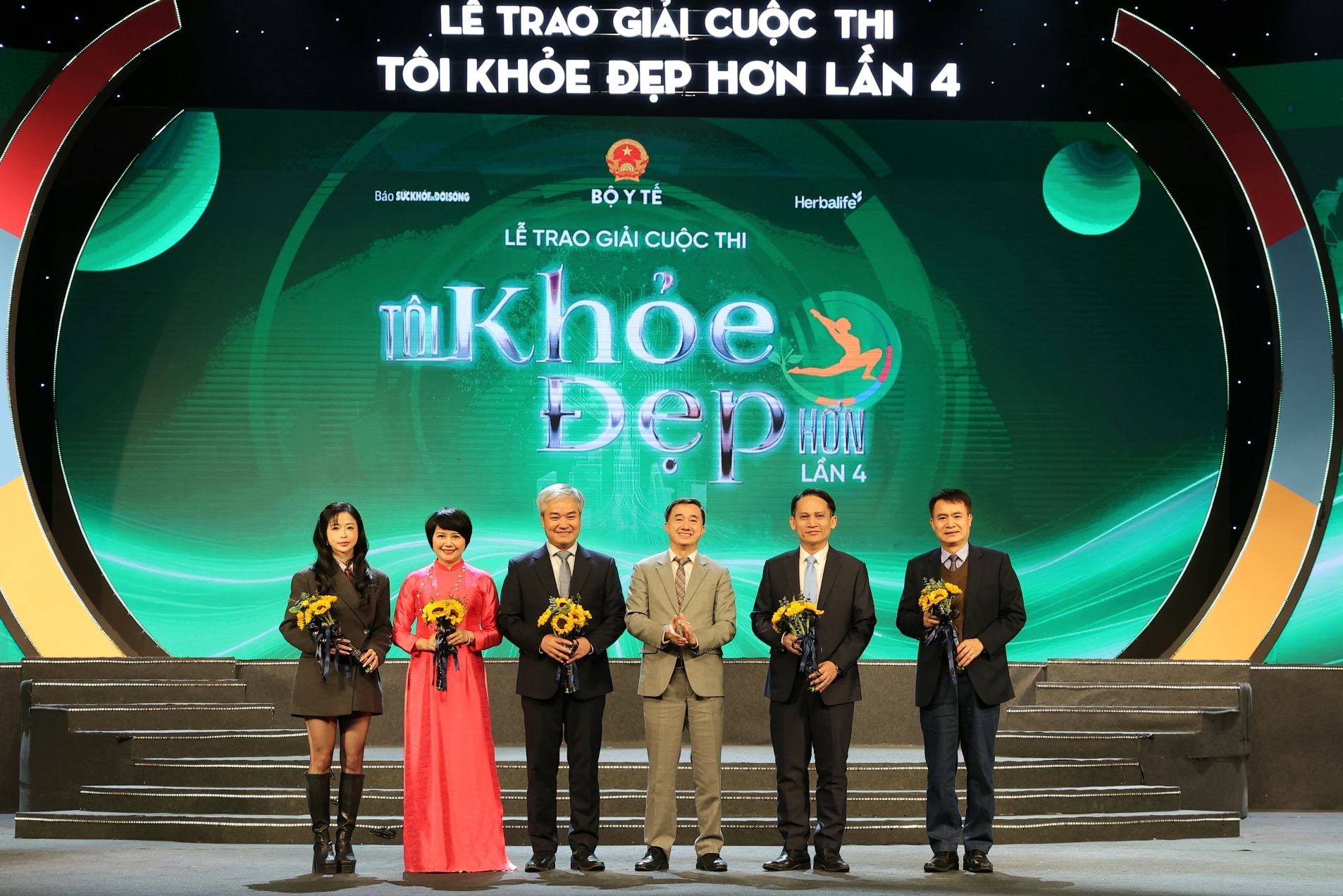 Thứ trưởng tặng hoa Ban giám khảo