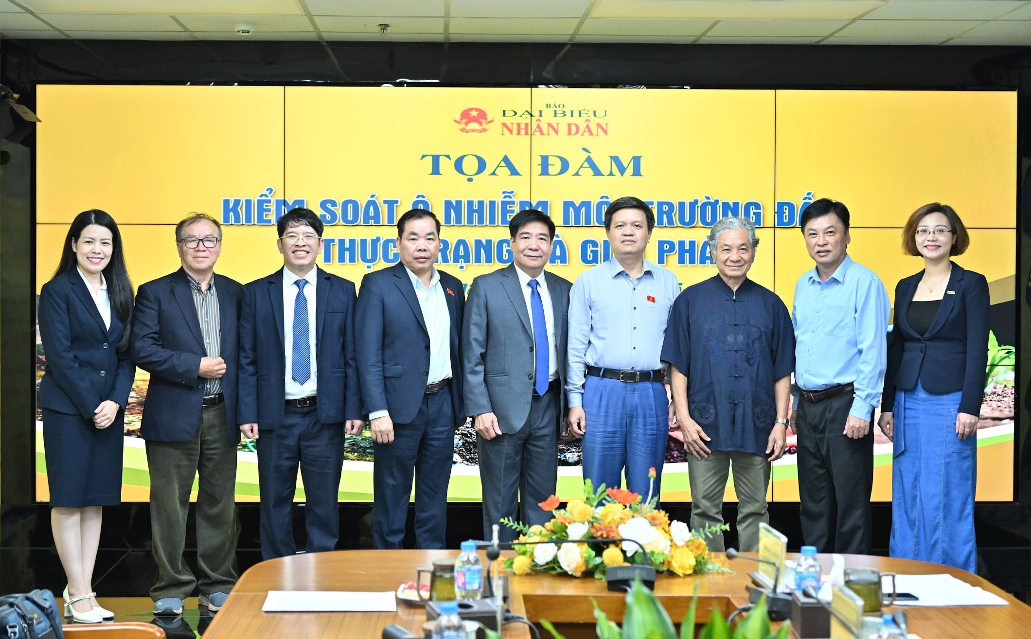 Các đại biểu chụp ảnh lưu niệm