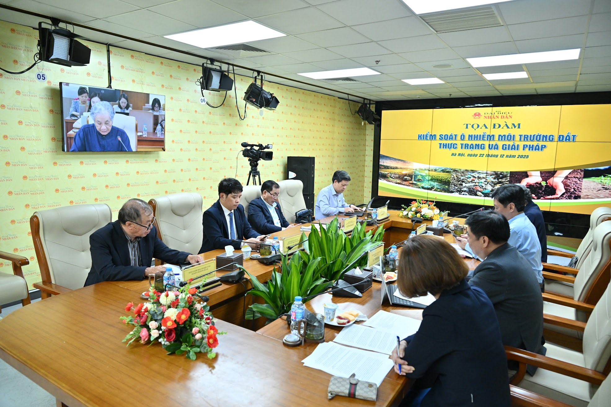Các đại biểu tại phiên họpVQK_0075
