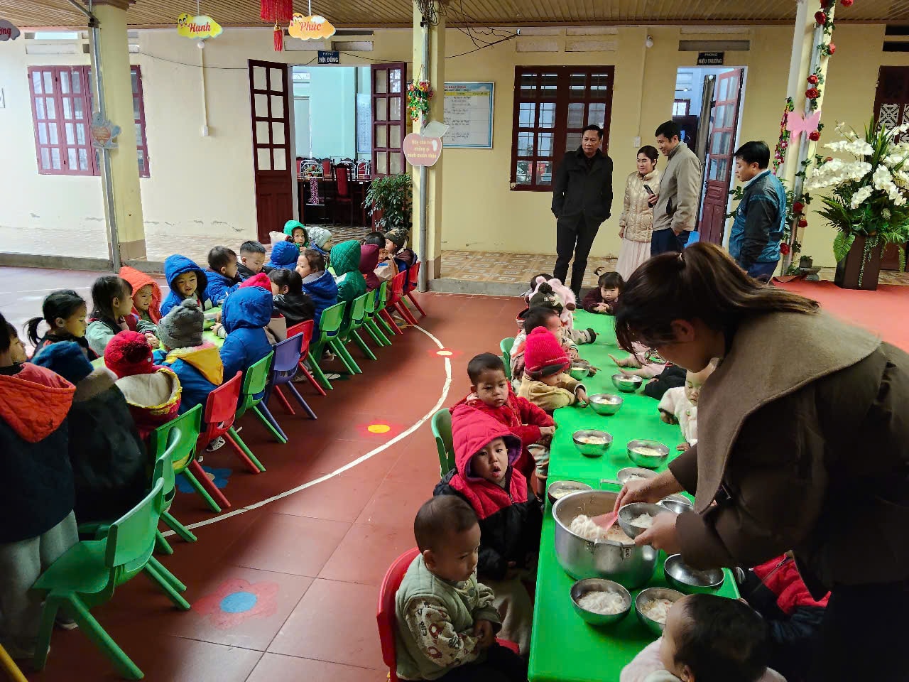 Chủ tịch UBND xã đã làm việc với Ban giám hiệu các Nhà trường, Trưởng thôn, Bí thư Chi bộ nhằm nắm bắt tình hình triển khai các biện pháp phòng, chống rét cho 