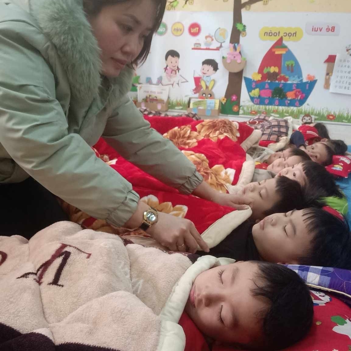 Cô giáo Trường Mầm non Gia Hội tăng cường các biện pháp phòng tránh rét cho học sinh. Ảnh: Trường mầm non Gia Hội