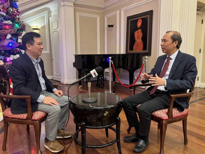 Vietnamese Ambassador to the US Nguyen Quoc Dung (R) grants an interview with the Vietnam News Agency’s correspondent in Washington ahead of the 14th National Party Congress (Photo: VNA) vna-potal-cong-tac-doi-ngoai-gop-phan-quan-trong-nang-cao-vi-the-viet-nam-8519708.jpg
