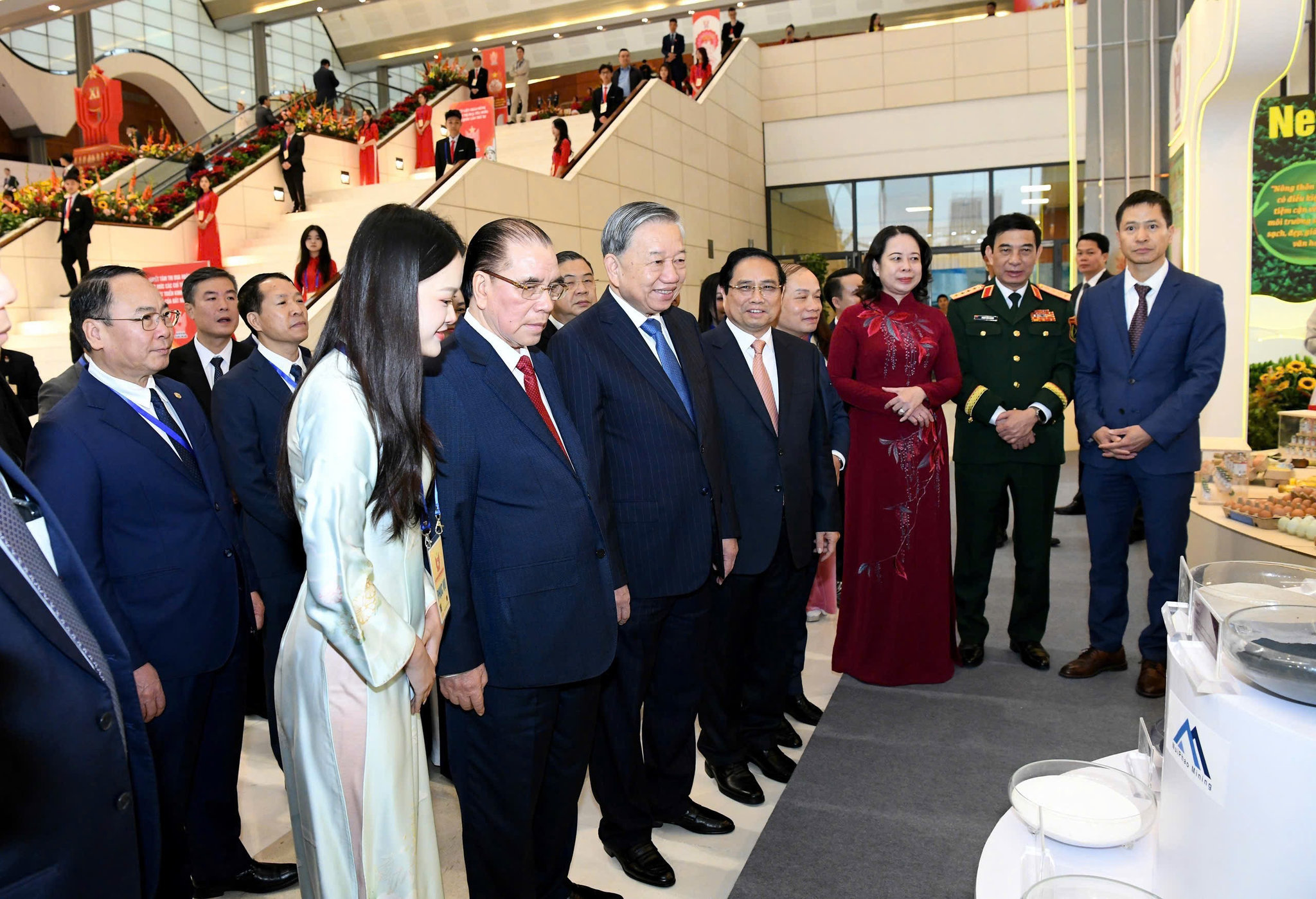 Tổng bí thư Tô Lâm, Nguyên Tổng bí thư Nông Đức Mạnh cùng đoàn đại biểu cấp cao ghé thăm khu trưng bày sản phẩm công nghệ cao của Công ty Núi Pháo (Nguồn_ Báo QQ88c Xóc Đĩa nhân dân)