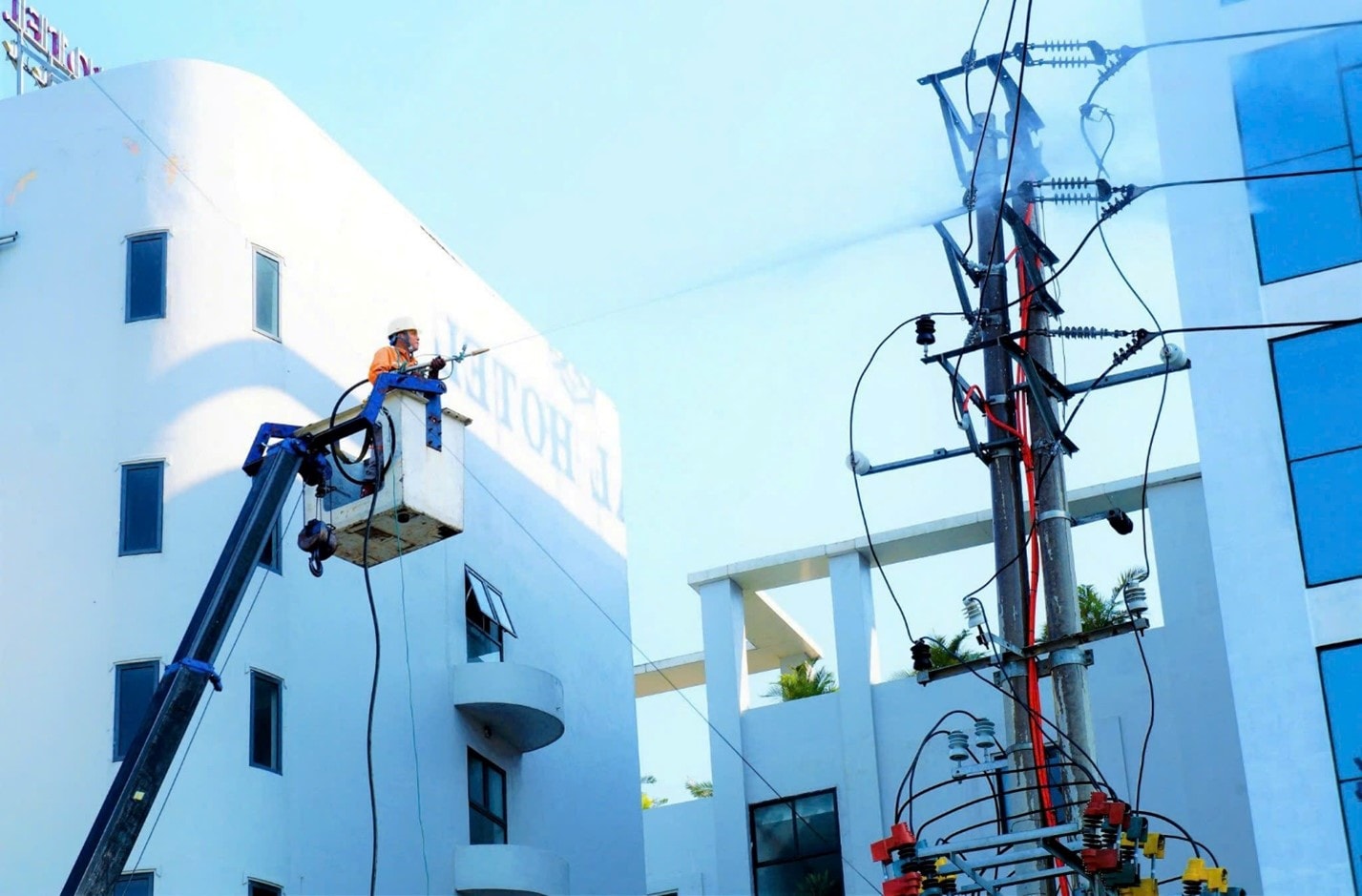 Công nhân ngành điện lực miền Bắc làm vệ sinh thiết bị. Ảnh PV