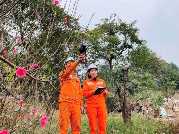 Công nhân ngành điện lực miền Bắc sử dụng thiết bị đo đạc trong công việc. Ảnh PV