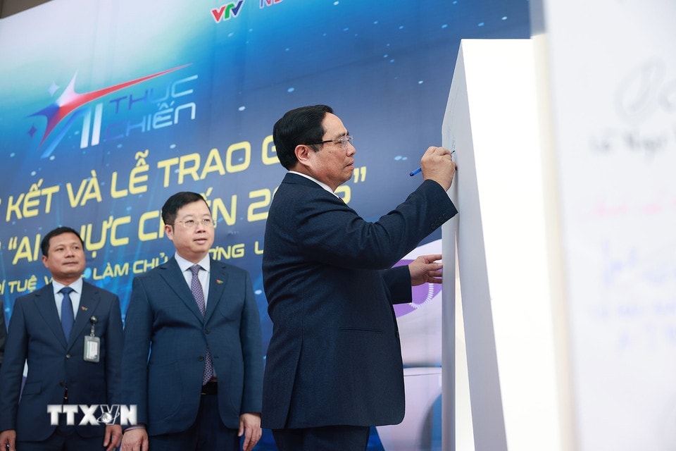 Thủ tướng Phạm Minh Chính ký lưu bút sau khi thăm cơ sở hạ tầng của Đài truyền hình Việt Nam. (Ảnh: Dương Giang/TTXVN)