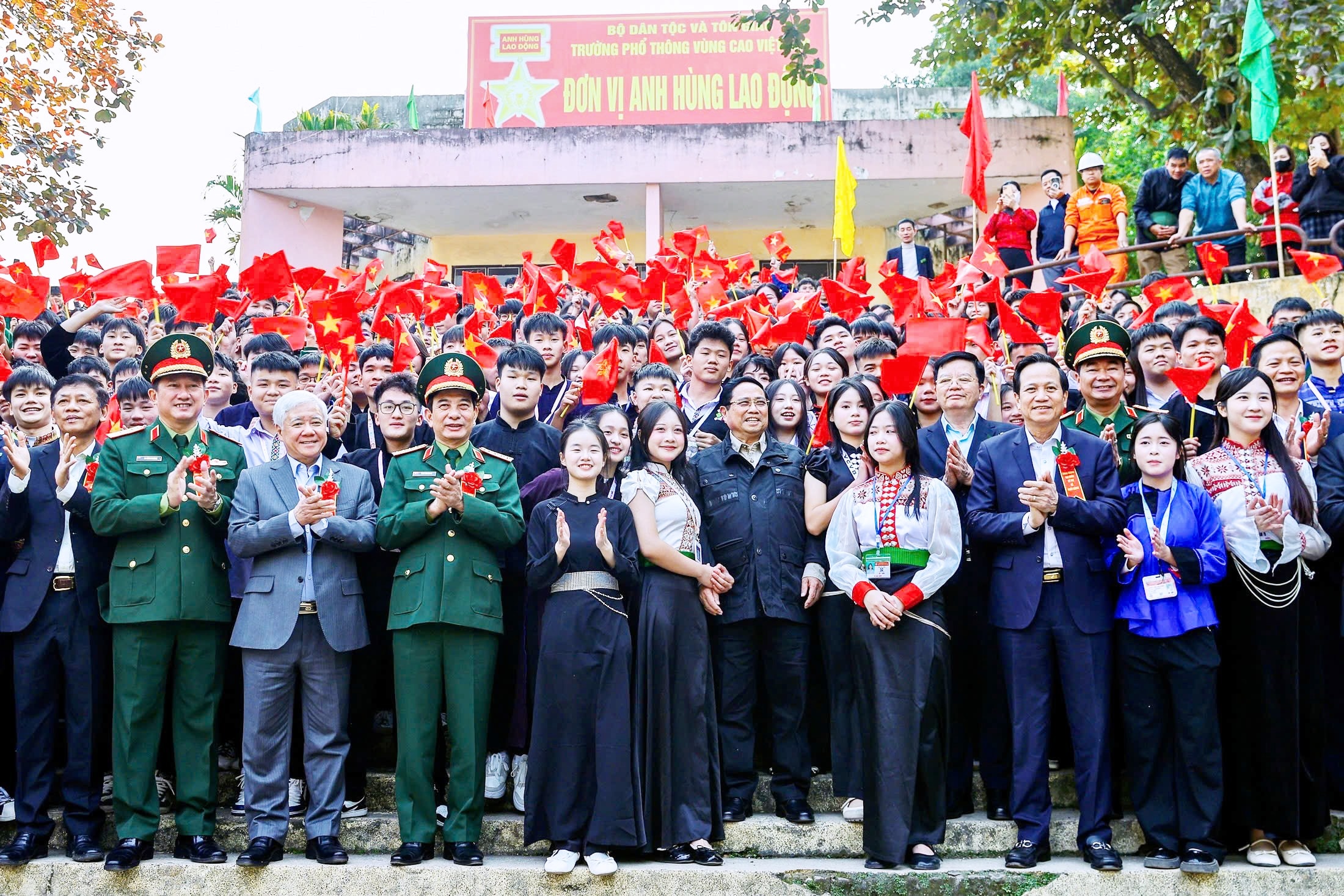 Thủ tướng Phạm Minh Chính với học sinh Trường phổ thông vùng cao Việt Bắc, Thái Nguyên. Ảnh: Nhật Bắc