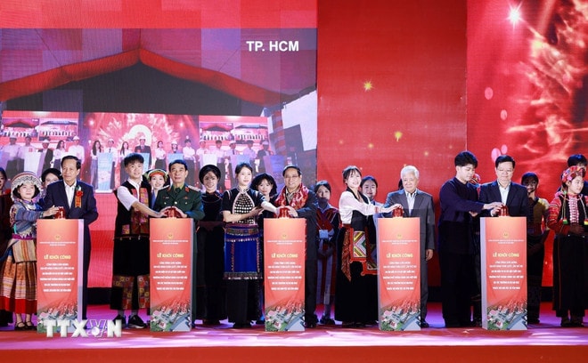 ttxvn-thu-tuong-du-le-khoi-cong-du-an-dau-tu-co-so-vat-chat-cho-truong-pho-thong-vung-cao-viet-bac-11-10.jpg