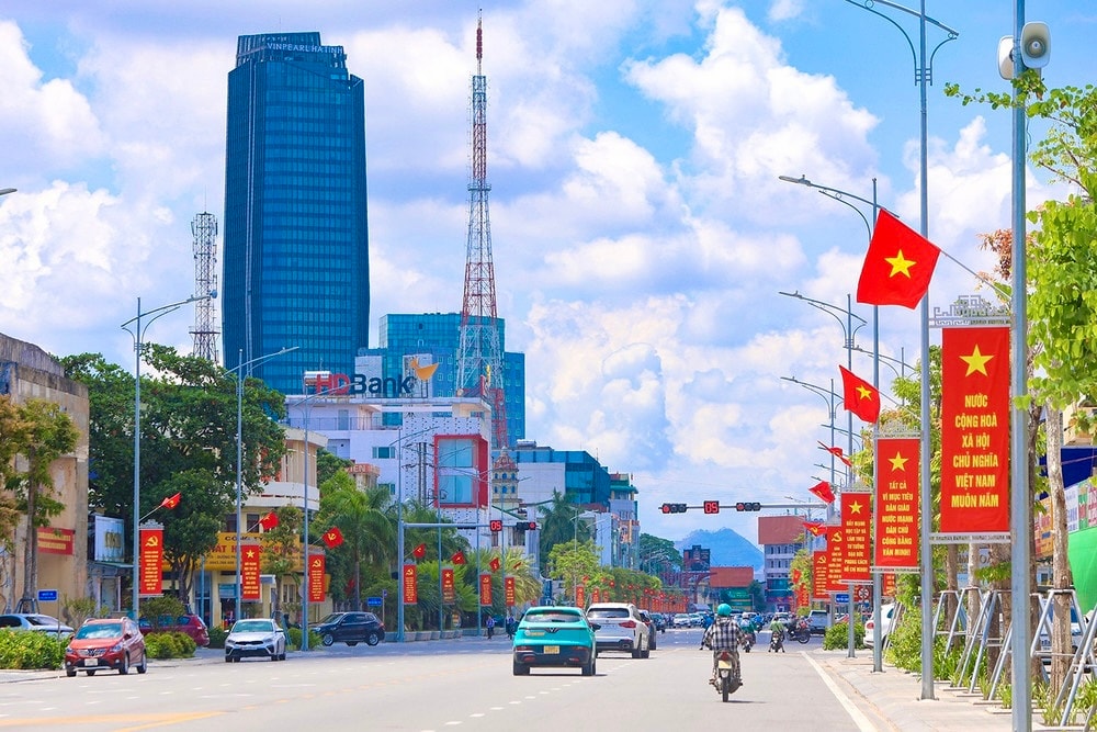 Cờ Đảng, cờ Tổ quốc tung bay trên các tuyến phố trung tâm Hà Tĩnh, thể hiện niềm tin và kỳ vọng của Nhân dân. Ảnh: H.Phong