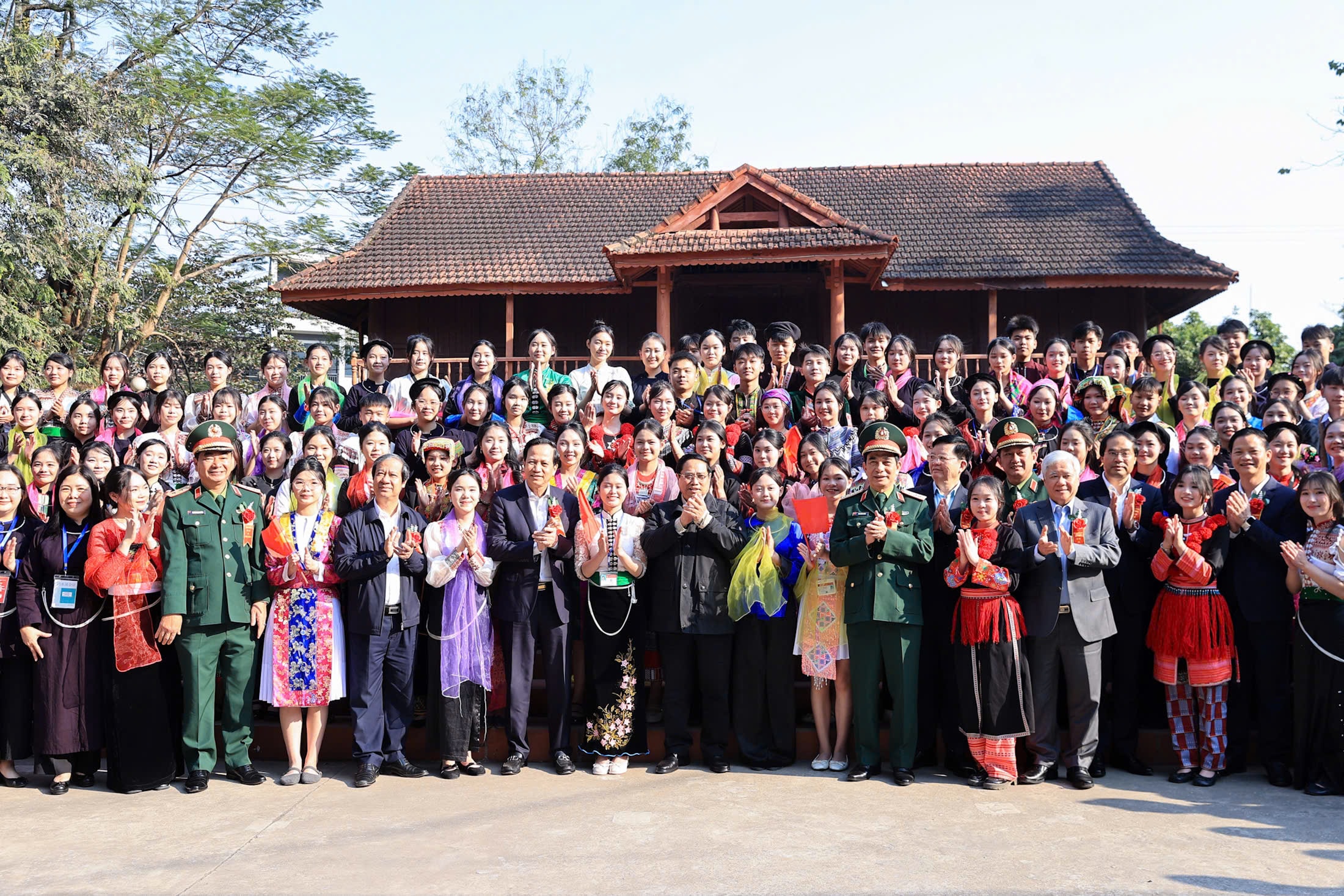 Thủ tướng Phạm Minh Chính với học sinh Trường phổ thông vùng cao Việt Bắc, Thái Nguyên. Ảnh: Nhật Bắc