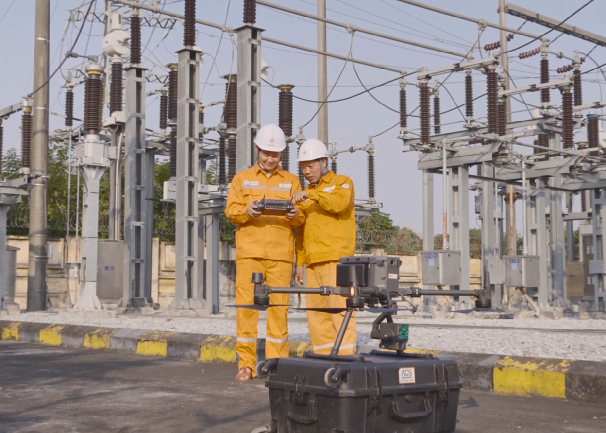 2 Nhân viên Điện lực EVNNPC điều khiển thiết bị UAV ngoài hiện trường. Ảnh NPC