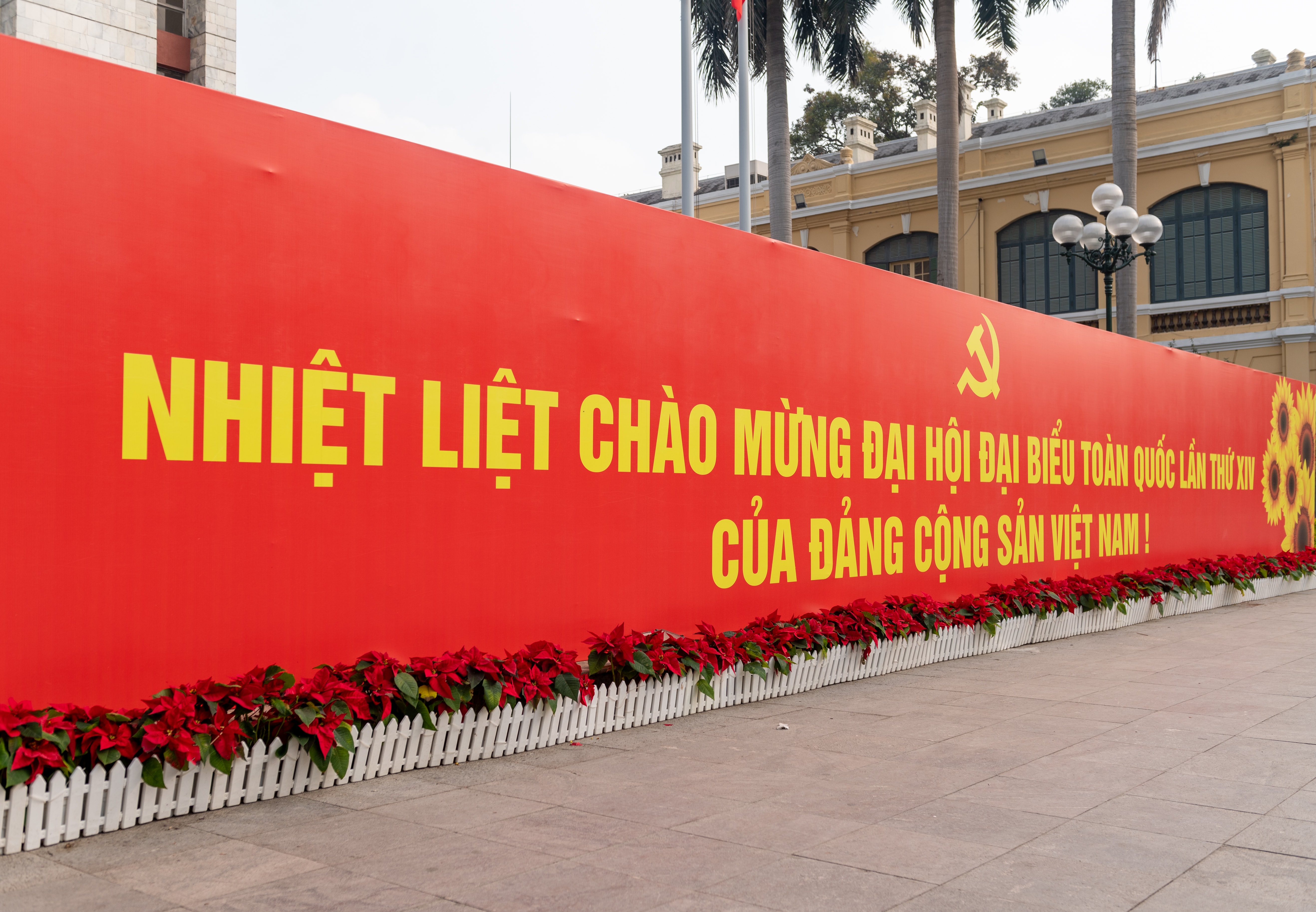 Hệ thống pano, biểu ngữ tại trụ sở UBND Thành phố Hà Nội. Ảnh: Mạnh Hưng