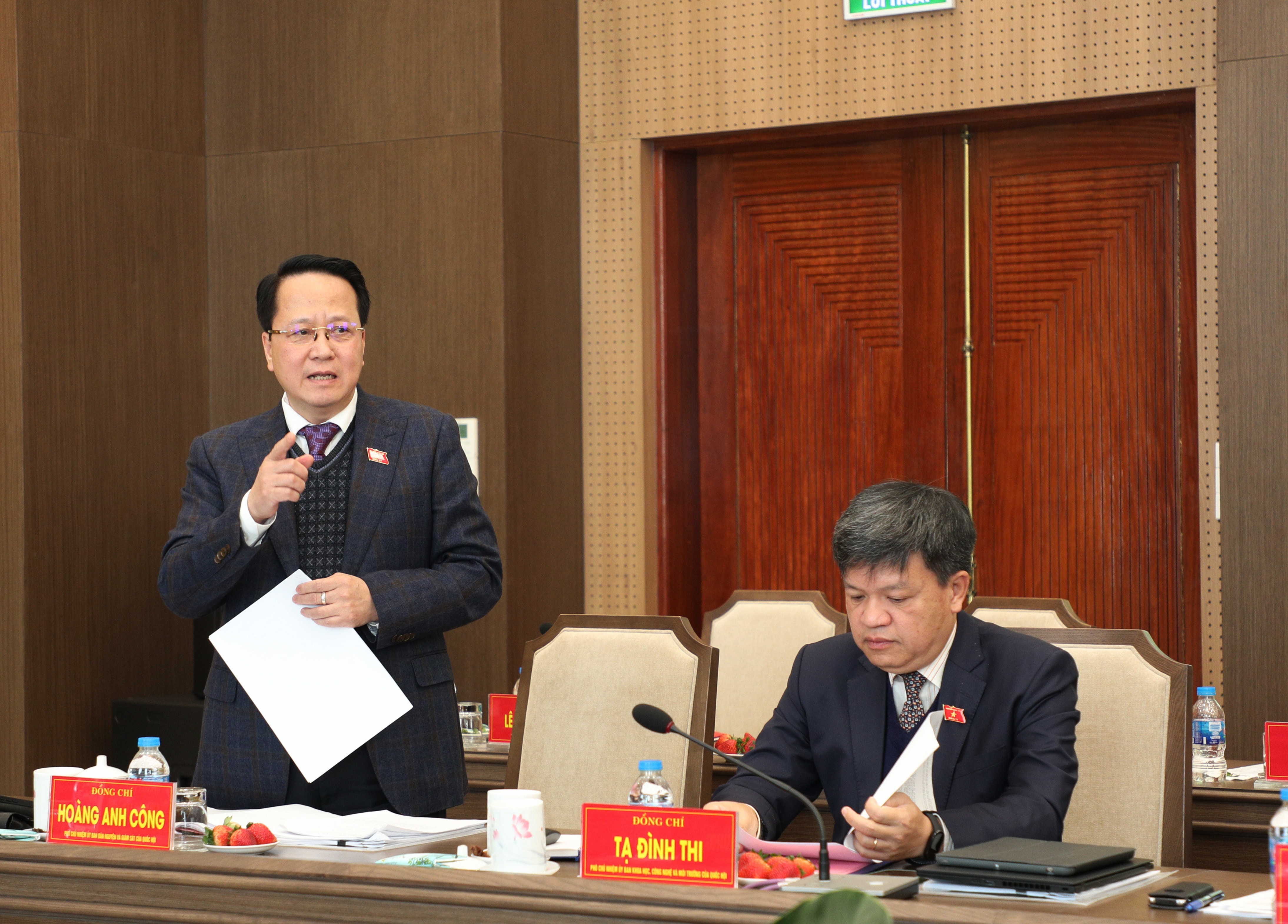 Phó Chủ nhiệm Ủy ban Dân nguyện và Giám sát Hoàng Anh Công phát biểu tại cuộc làm việc