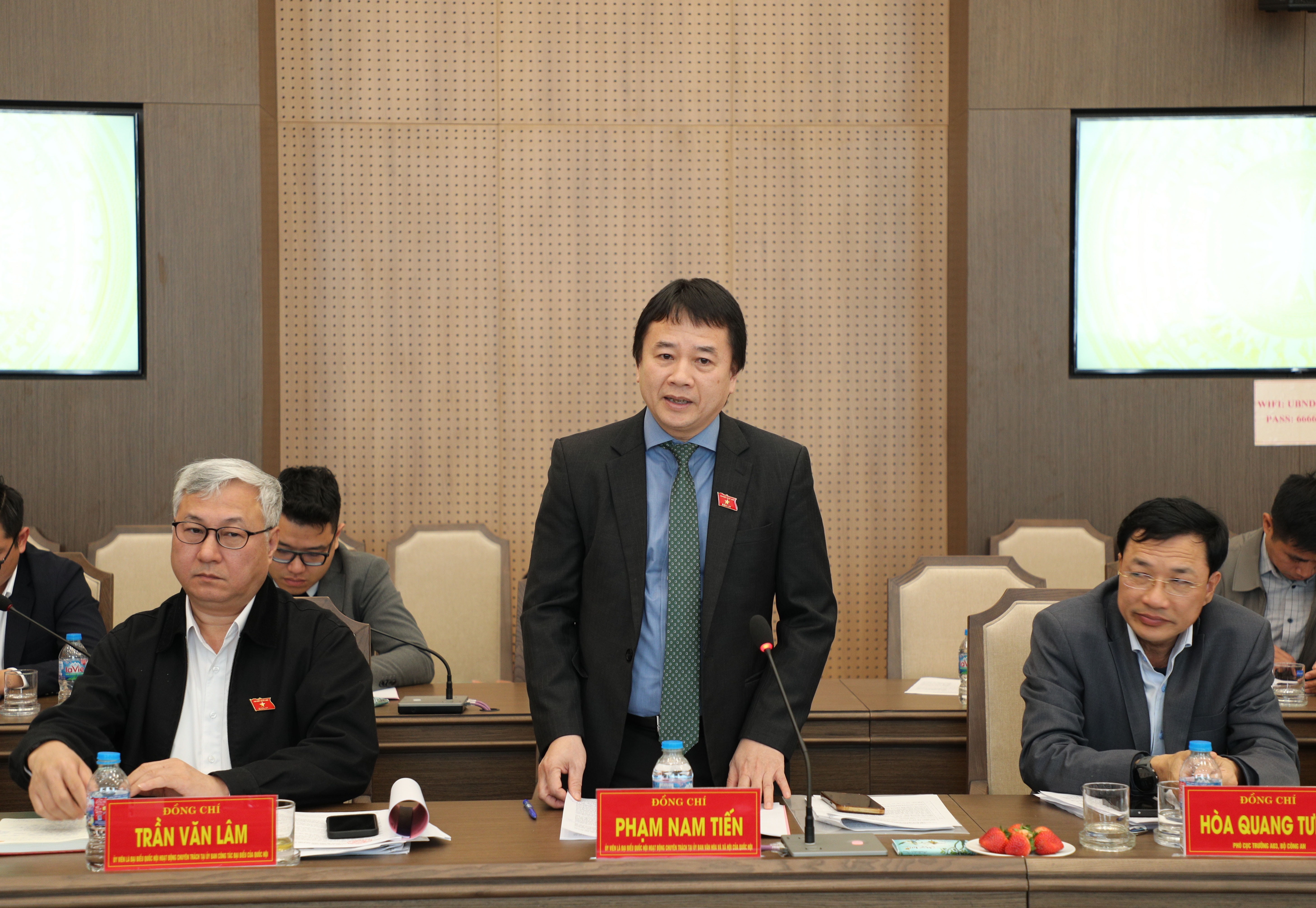 Uỷ viên là đại biểu Quốc hội hoạt động chuyên trách tại Uỷ ban Văn hoá xã hội Phạm Nam Tiến phát biểu tại buổi làm việc