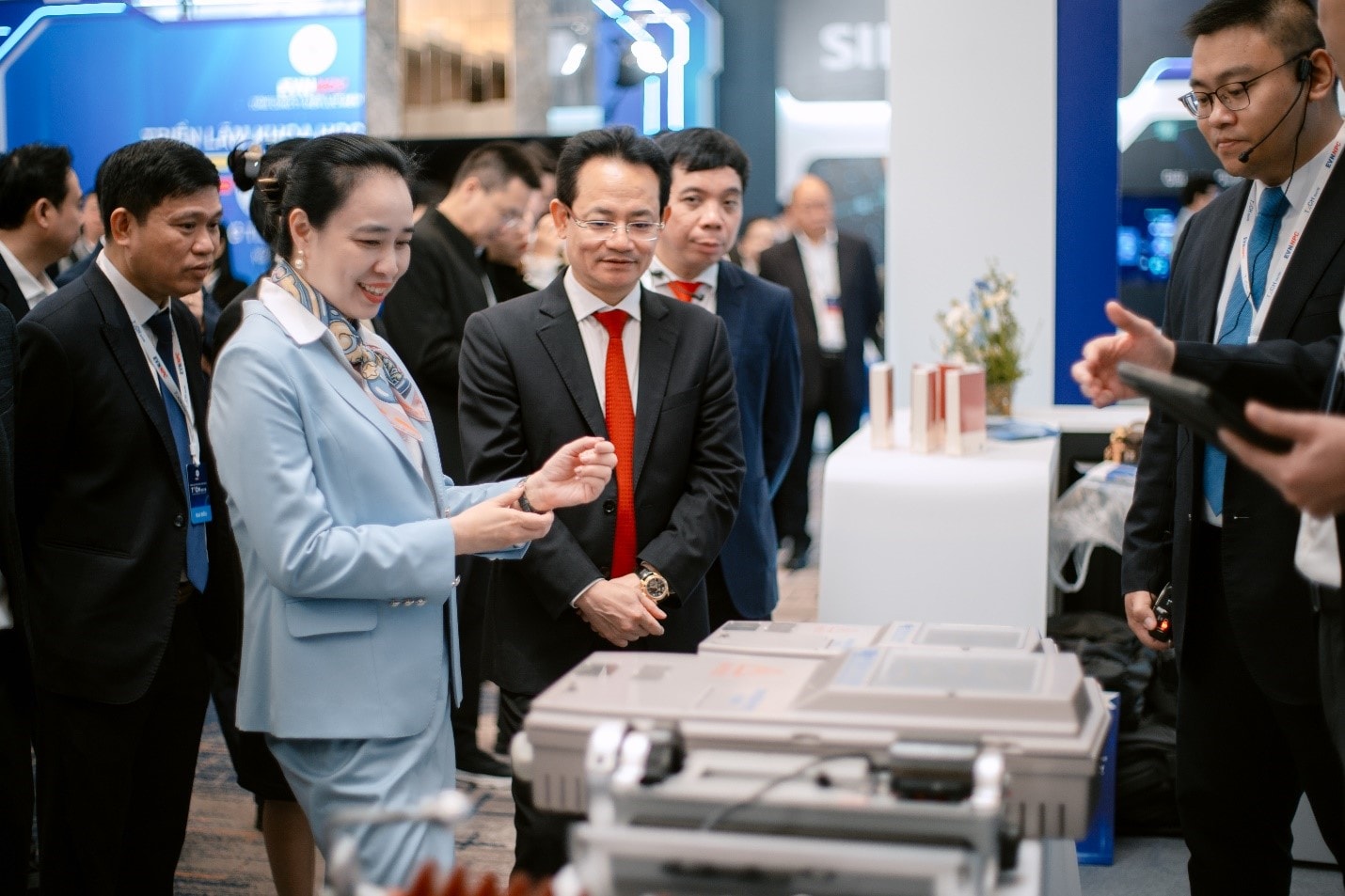 4 Bà Đỗ Nguyệt Ánh - Chủ tịch Hội đồng thành viên EVNNPC và ông Nguyễn Đức Thiện – Tổng giám đốc EVNNPC tham quan các gian hàng tại Triển lãm Techshow EVNNPC 2026. Ảnh NPC