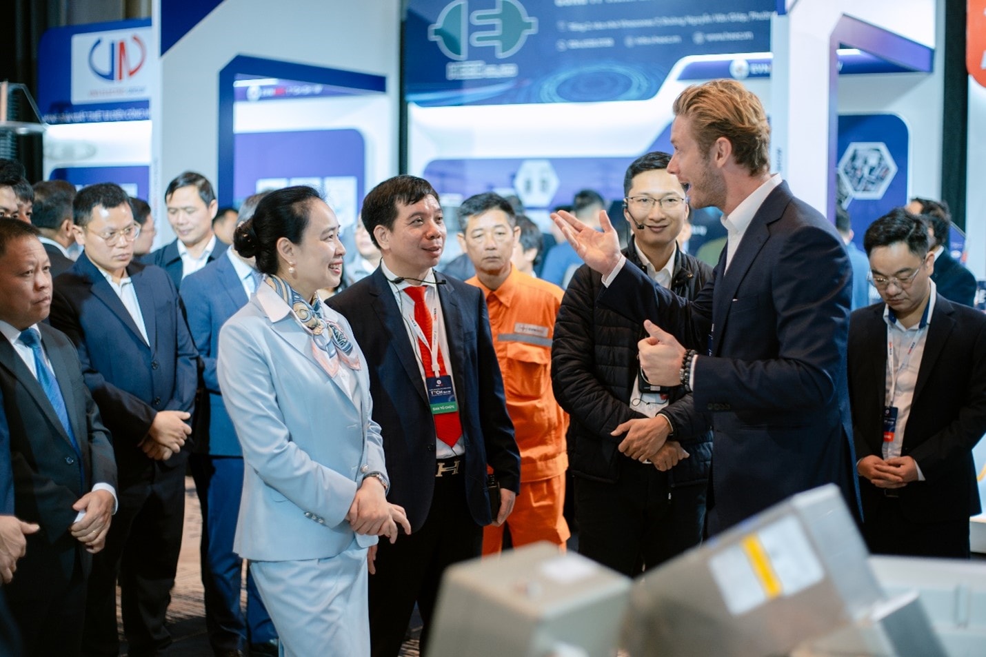 5Bà Đỗ Nguyệt Ánh - Chủ tịch Hội đồng thành viên EVNNPC và các đại biểu EVNNPC tham quan các gian hàng tại Triển lãm Techshow EVNNPC 2026. Ảnh NPC
