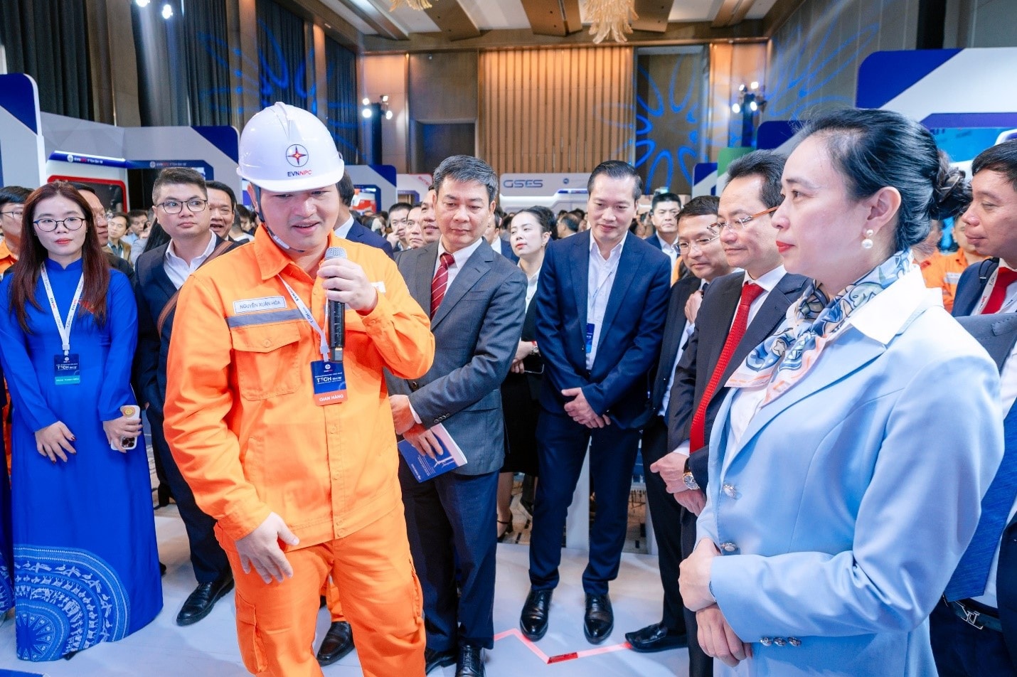 6 Các đại biểu EVNNPC tham quan các gian hàng tại Triển lãm Techshow EVNNPC 2026. Ảnh NPC