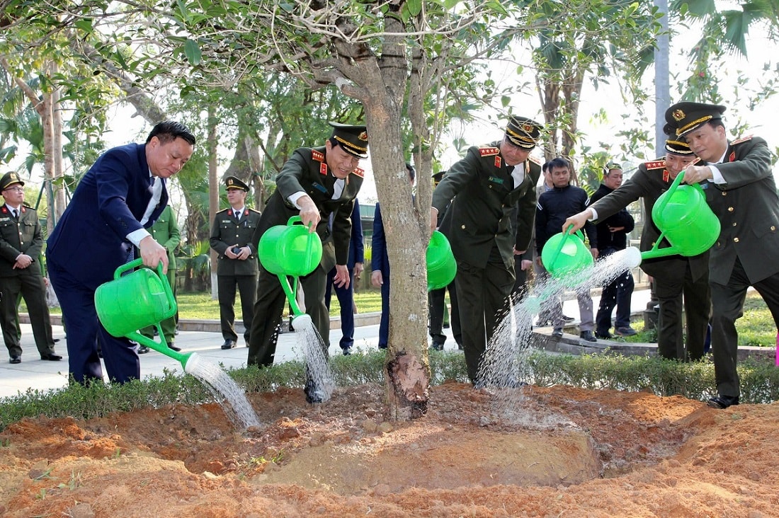 tỷ.jpg