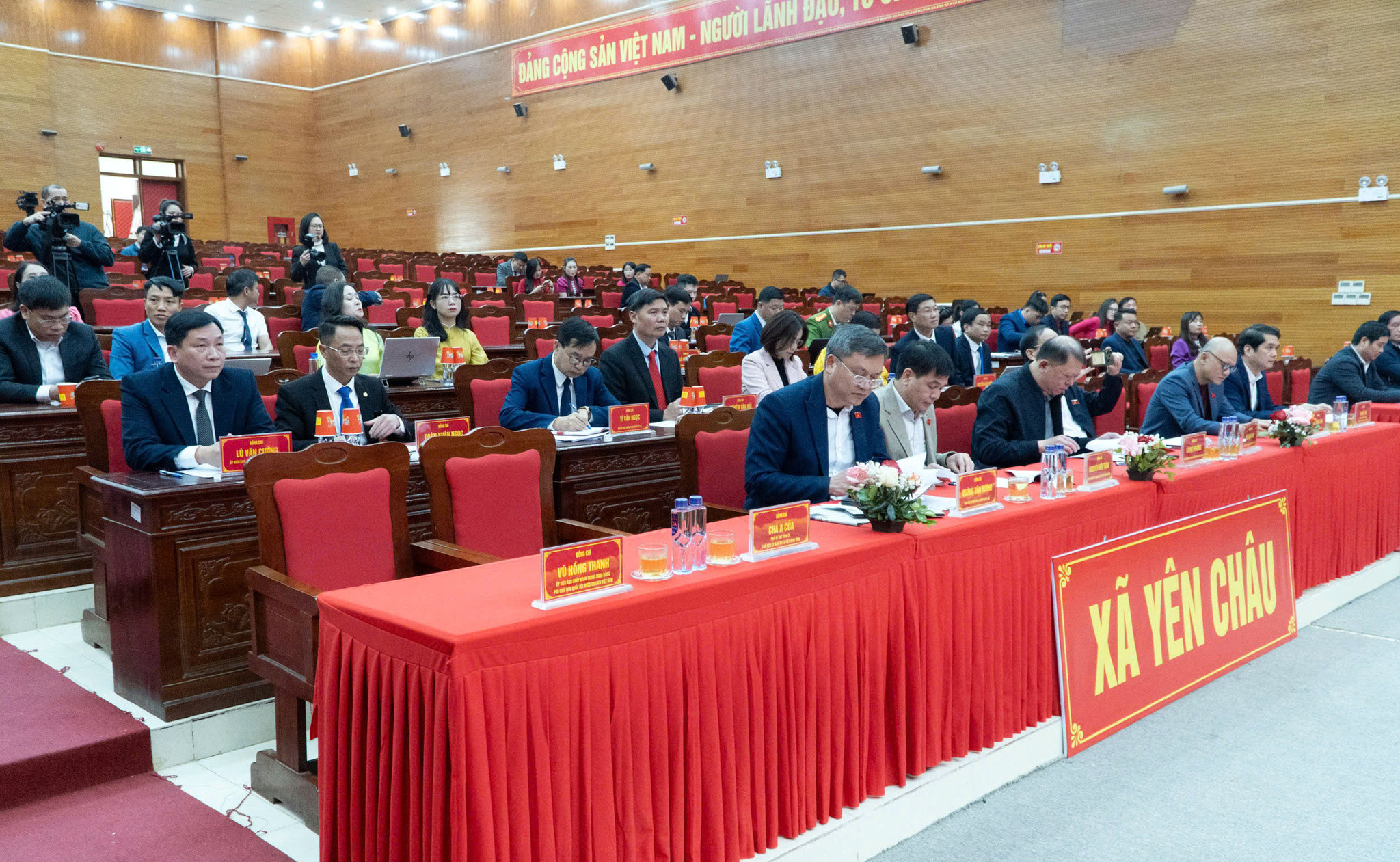 Các đại biểu tham dự cuộc làm việc