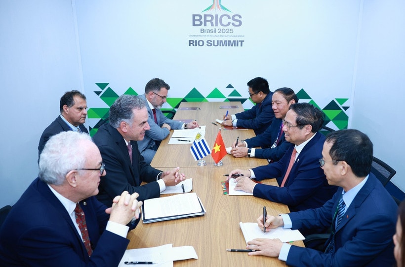 Prime Minister Pham Minh Chinh meets with Uruguayan President Yamandú Orsi on the sidelines of the expanded BRICS Summit on July 7, 2025. (Photo: VNA) 