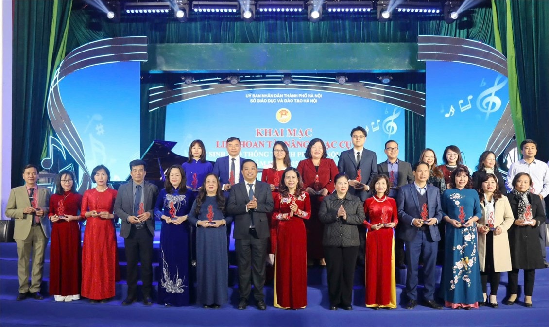 Sở GD&ĐT Hà Nội tặng Kỷ niệm chương cho các đơn vị tham dự Liên hoan