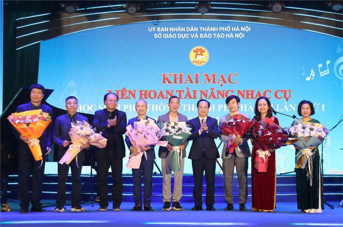 Ủy viên Ban Thường vụ Thành ủy, Phó Chủ tịch Thường trực HĐND TP Hà Nội Trần Thế Cương tặng hoa cho Ban tổ chức và Ban giám khảo Liên hoan.