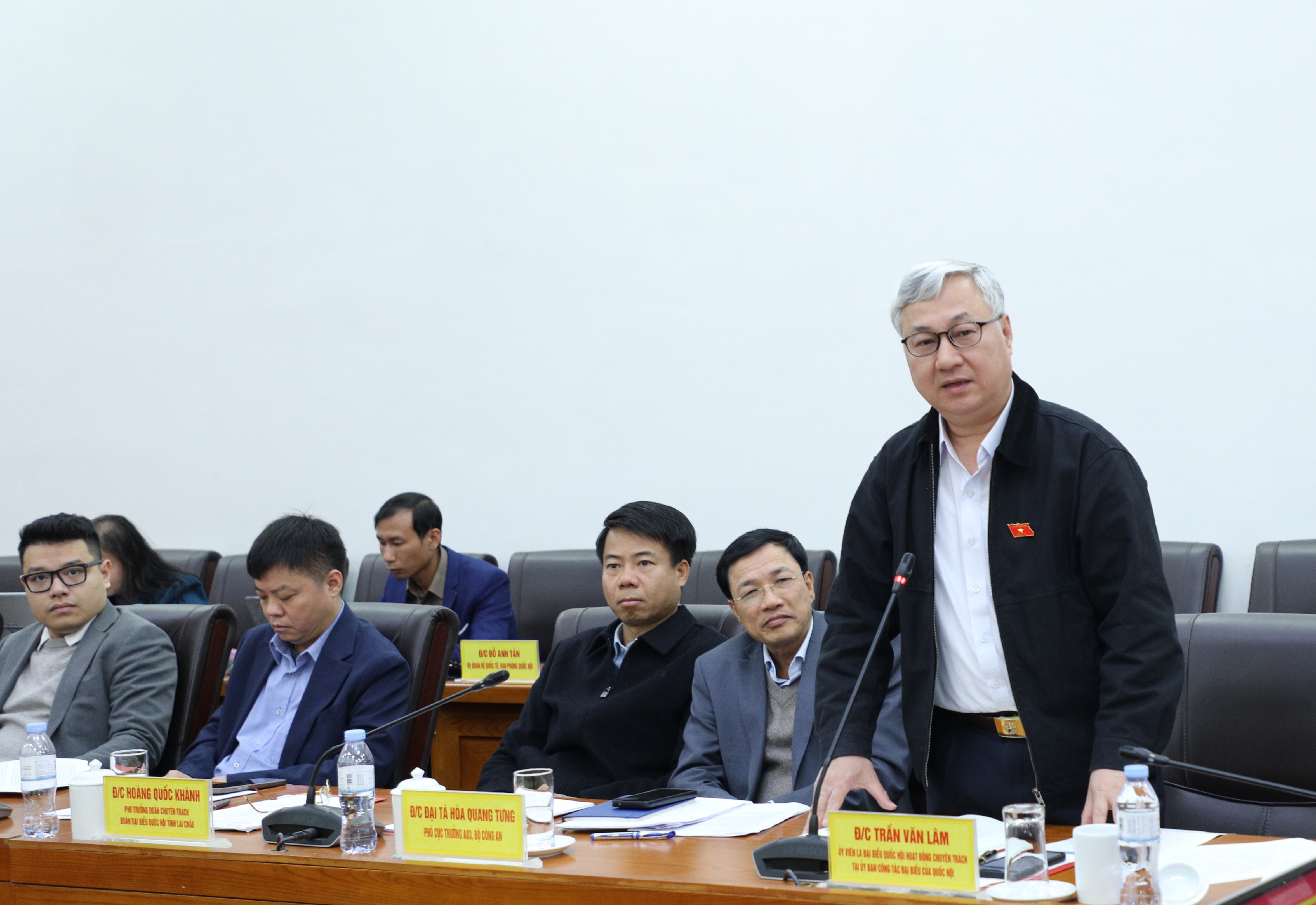 Uỷ viên là đại biểu Quốc hội hoạt động chuyên trách tại Uỷ ban Công tác đại biểu Trần Văn Lâm phát biểu tại buổi làm việc