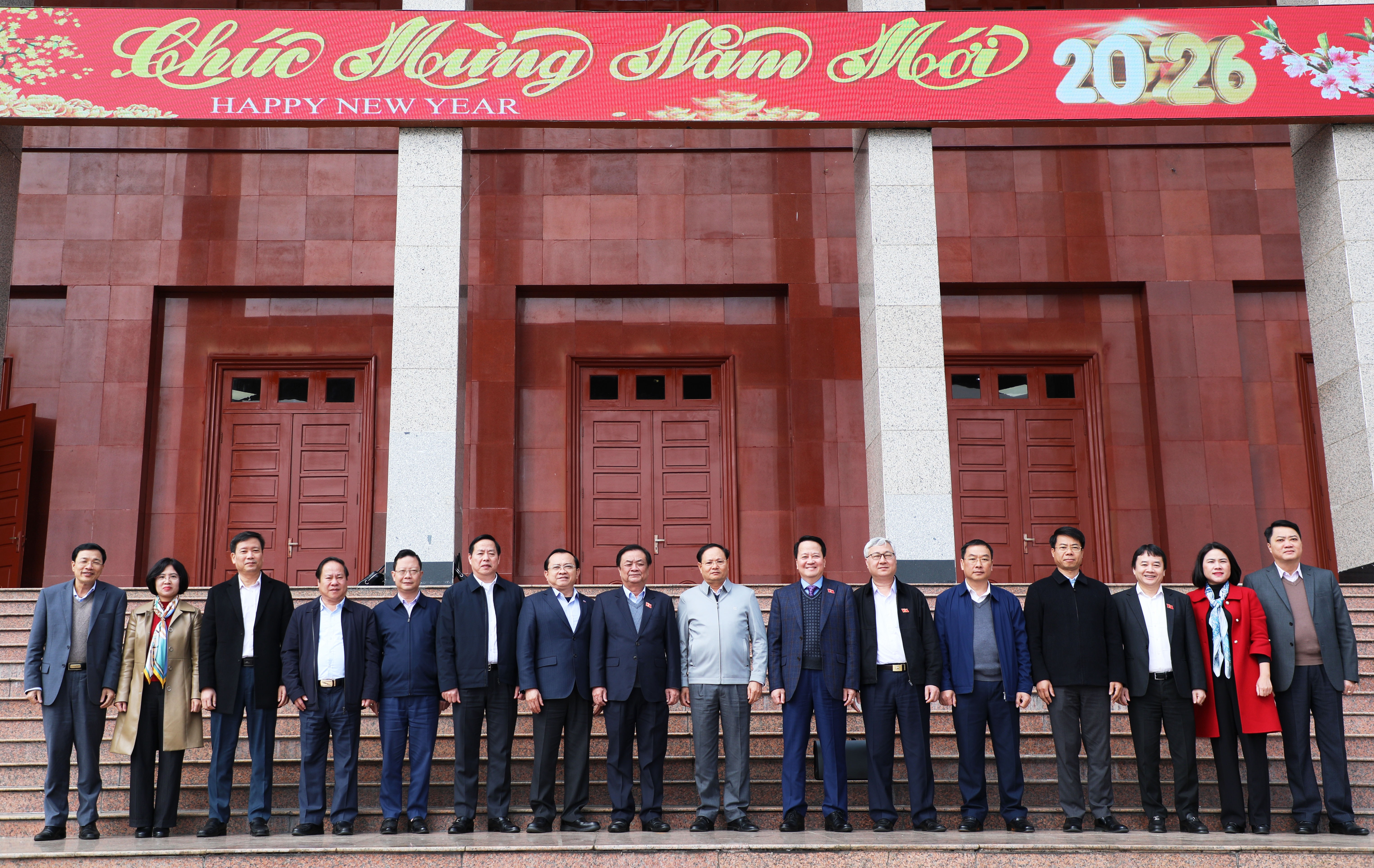 Phó Chủ tịch Quốc hội Lê Minh Hoan chụp hình lưu niệm cùng lãnh đạo tỉnh Lai Châu