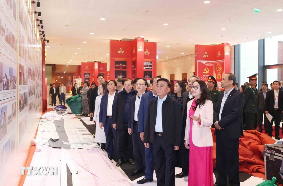 Thường trực Ban Bí thư Trần Cẩm Tú kiểm tra Khu trưng ảnh “Dưới cờ Đảng - đất nước tiến vào kỷ nguyên mới” do TTXVN thực hiện. (Ảnh: Phương Hoa/TTXVN)