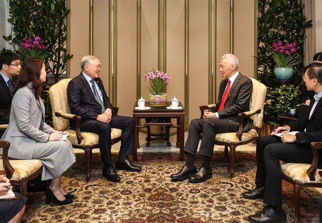 An overview of the meeting between Permanent Deputy Prime Minister Nguyen Hoa Binh and Singaporean Senior Minister Lee Hsien Loong. (Photo: MDDI) gap-ong-ly-hien-long-nguon-anh-mddi-singapore-17682904984191171063660.jpg
