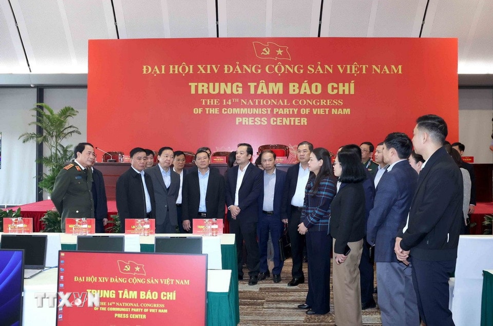 Thường trực Ban Bí thư Trần Cẩm Tú kiểm tra Trung tâm Báo chí Đại hội XIV. (Ảnh: Phương Hoa/TTXVN)