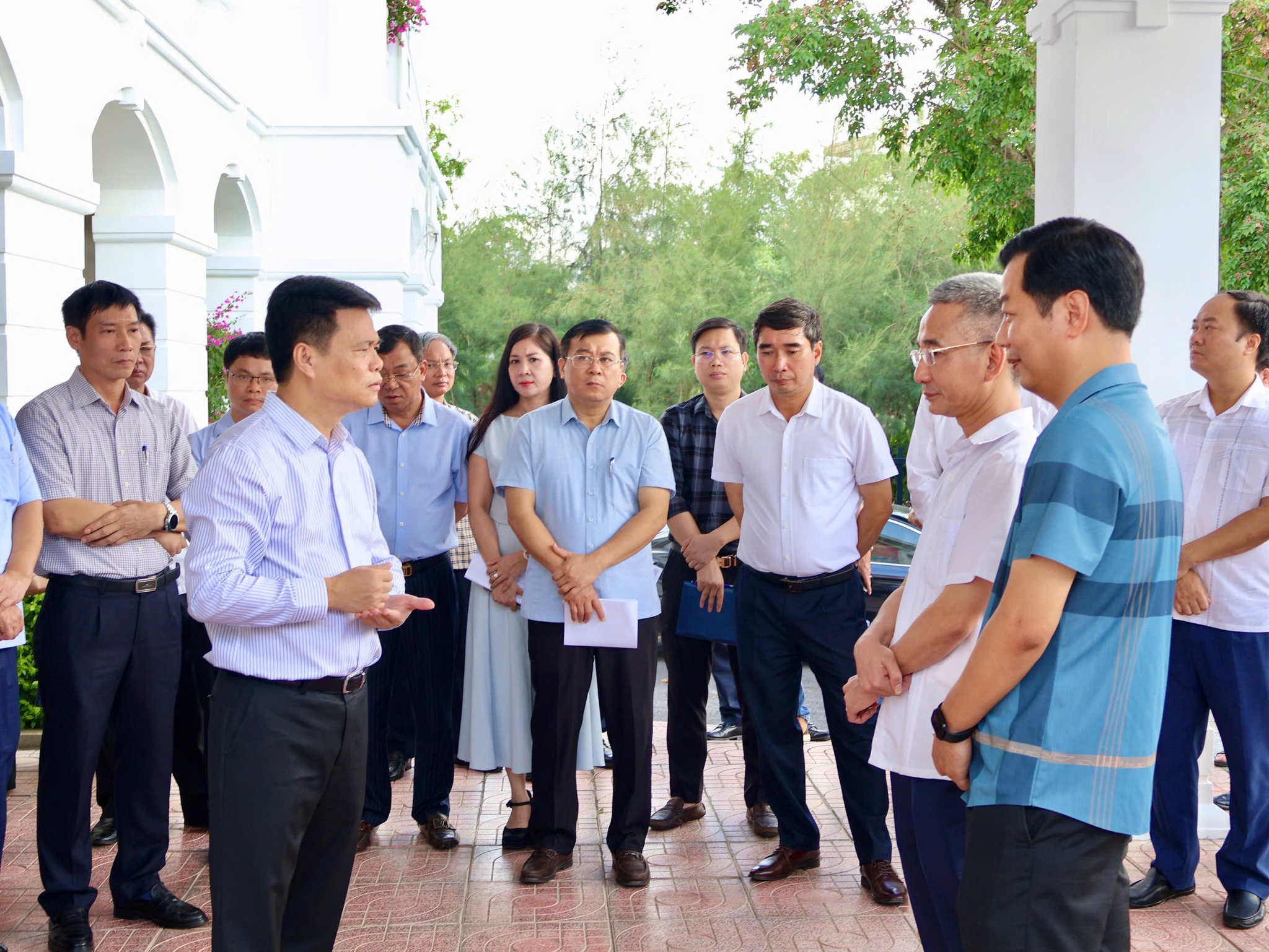 QQ88k Game Bài UBND thành phố Lê Ngọc Châu kiểm tra kết quả triển khai mô hình chính quyền địa phương 2 cấp tại phường Tân Hưng. Ảnh Nguyễn Hạnh