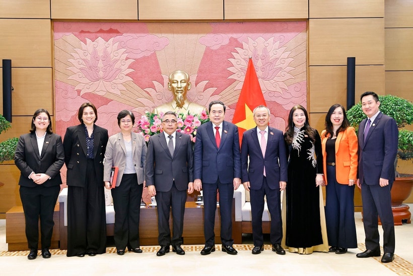 NA Chairman Tran Thanh Man (centre), Philippine Ambassador Meynardo L.B. Montealegre (fourth, from left) and other delegates. (Photo: VNA)