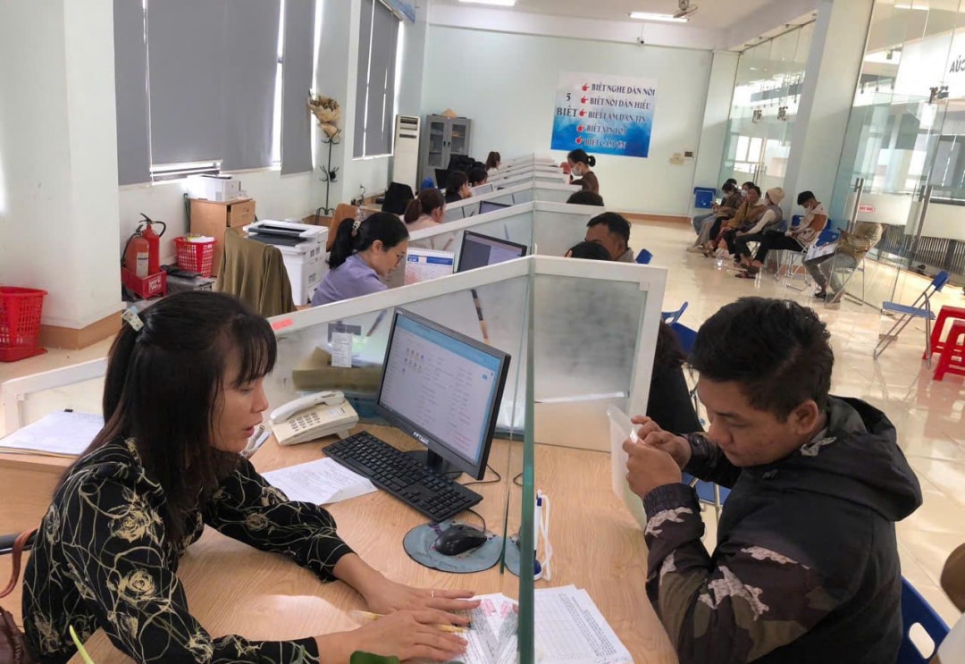 Hướng dẫn người lao động giải quyết thủ tục bảo hiểm thất nghiệp tại Trung tâm Dịch vụ Việc làm Đắk Lắk. Ảnh tcnnld