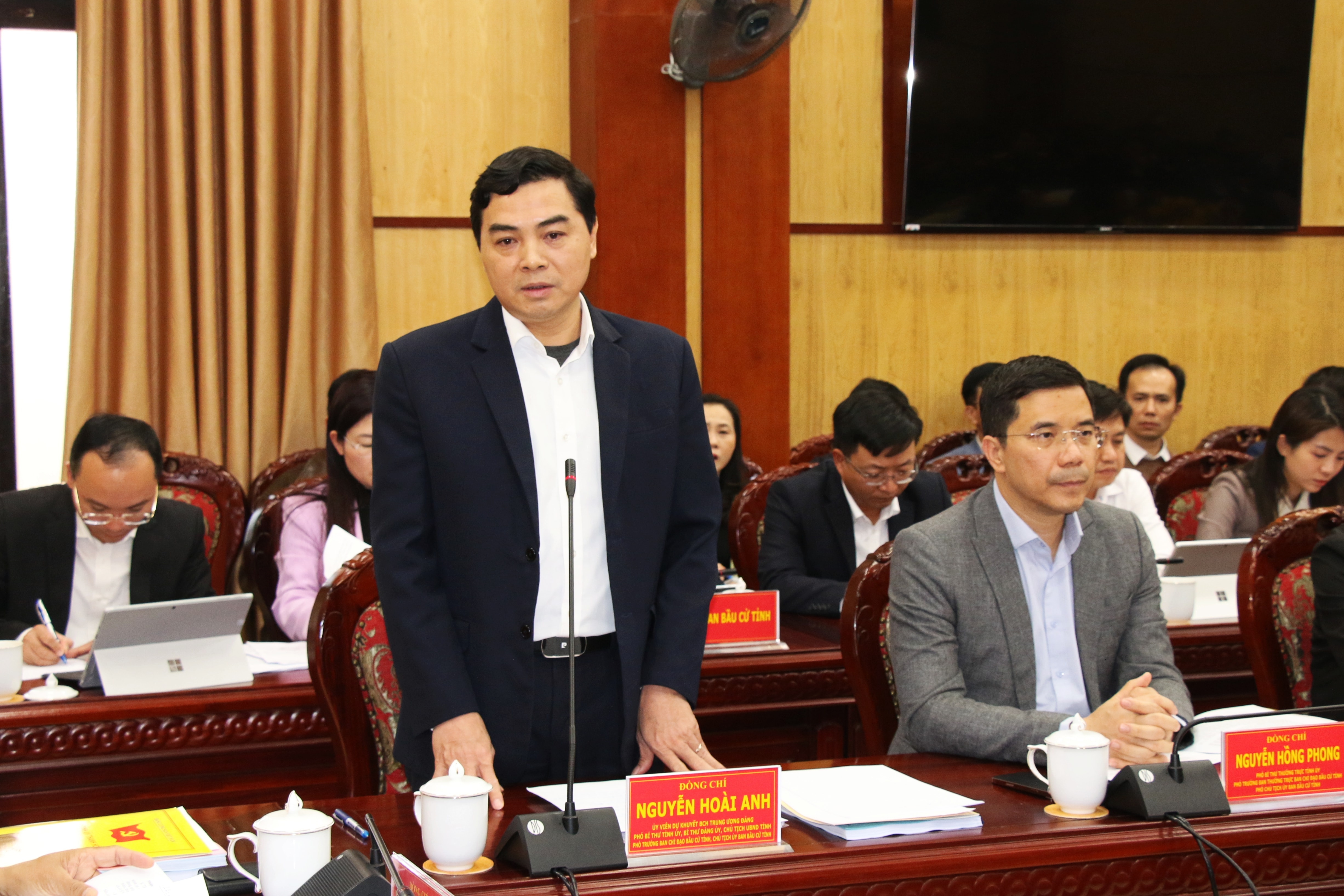 Ủy viên dự khuyết Trung ương Đảng, Phó Bí thư tỉnh ủy, Chủ tịch UBND tỉnh, Chủ tịch Ủy ban bầu cử tỉnh Nguyễn Hoài Anh làm rõ các vấn đề Đoàn giám sát, kiểm tra nêu