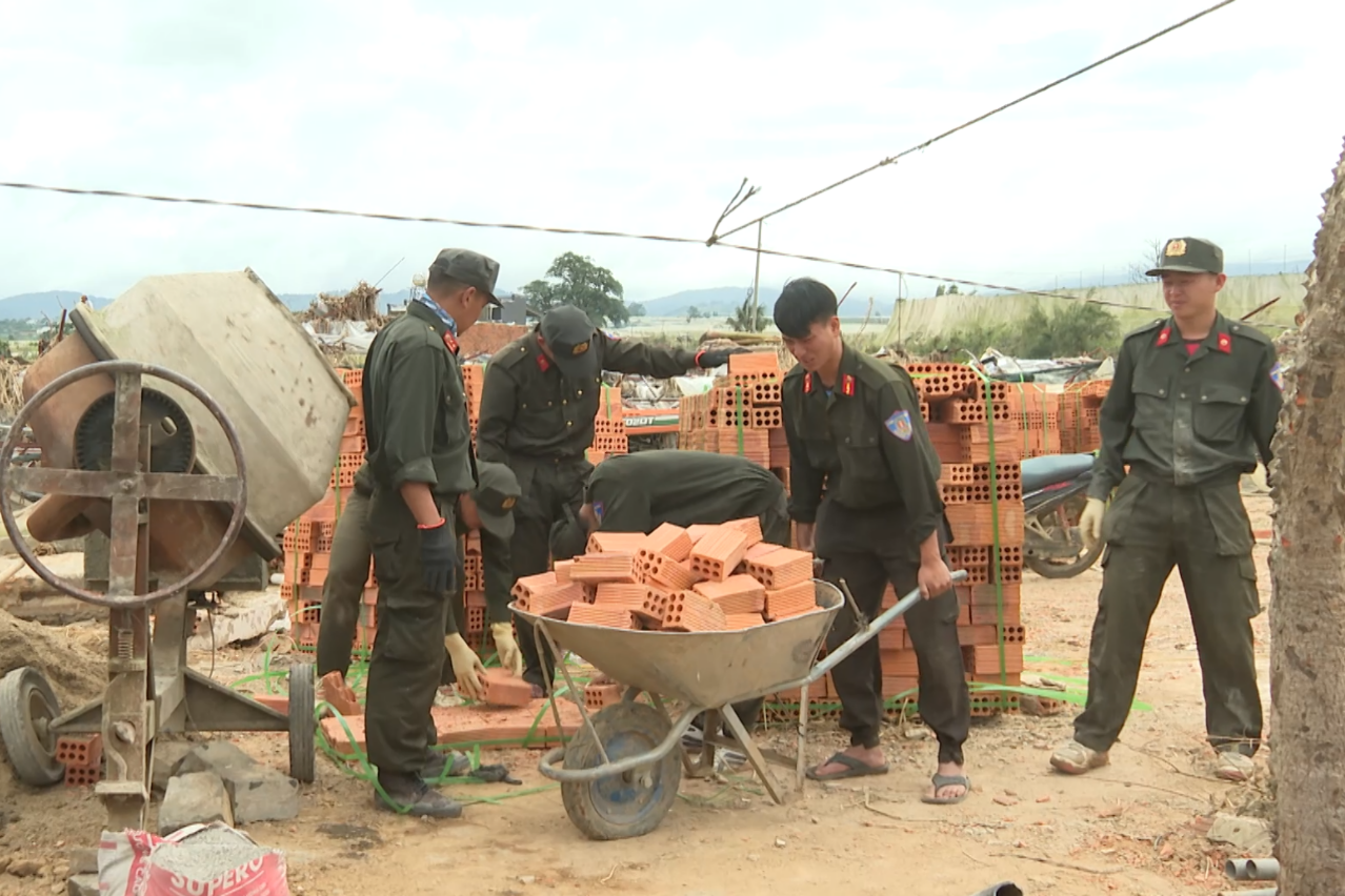 luc-luong-canh-sat-co-dong-cong-an-tinh-lam-dong-ho-tro-nguoi-dan-xay-dung-nha-1-(1).png