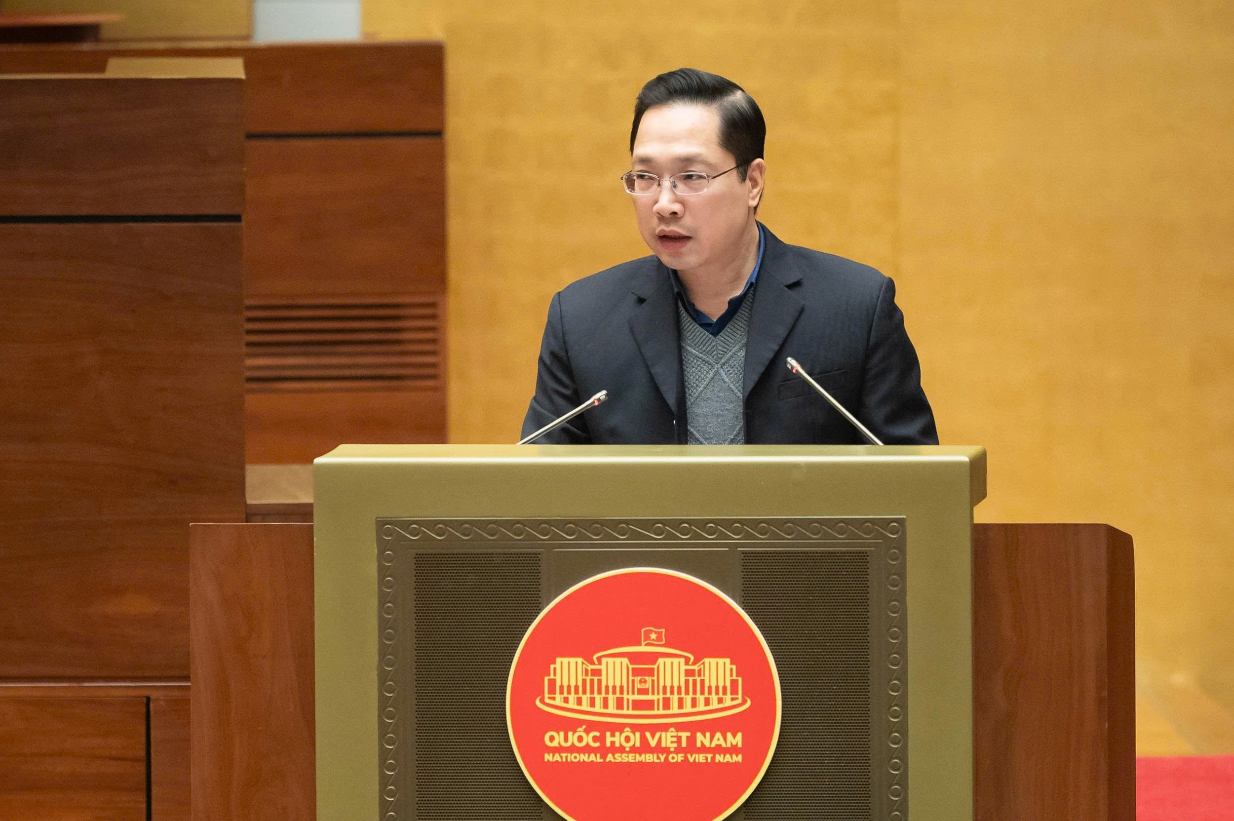 Phó Vụ trưởng Vụ Pháp luật và Tư pháp thuộc Ủy ban Pháp luật và Tư pháp Ngô Việt Hồng