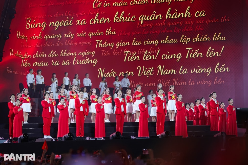 Hơn 50.000 khán giả hoà nhịp đập yêu nước cùng concert Tổ quốc trong tim - 9