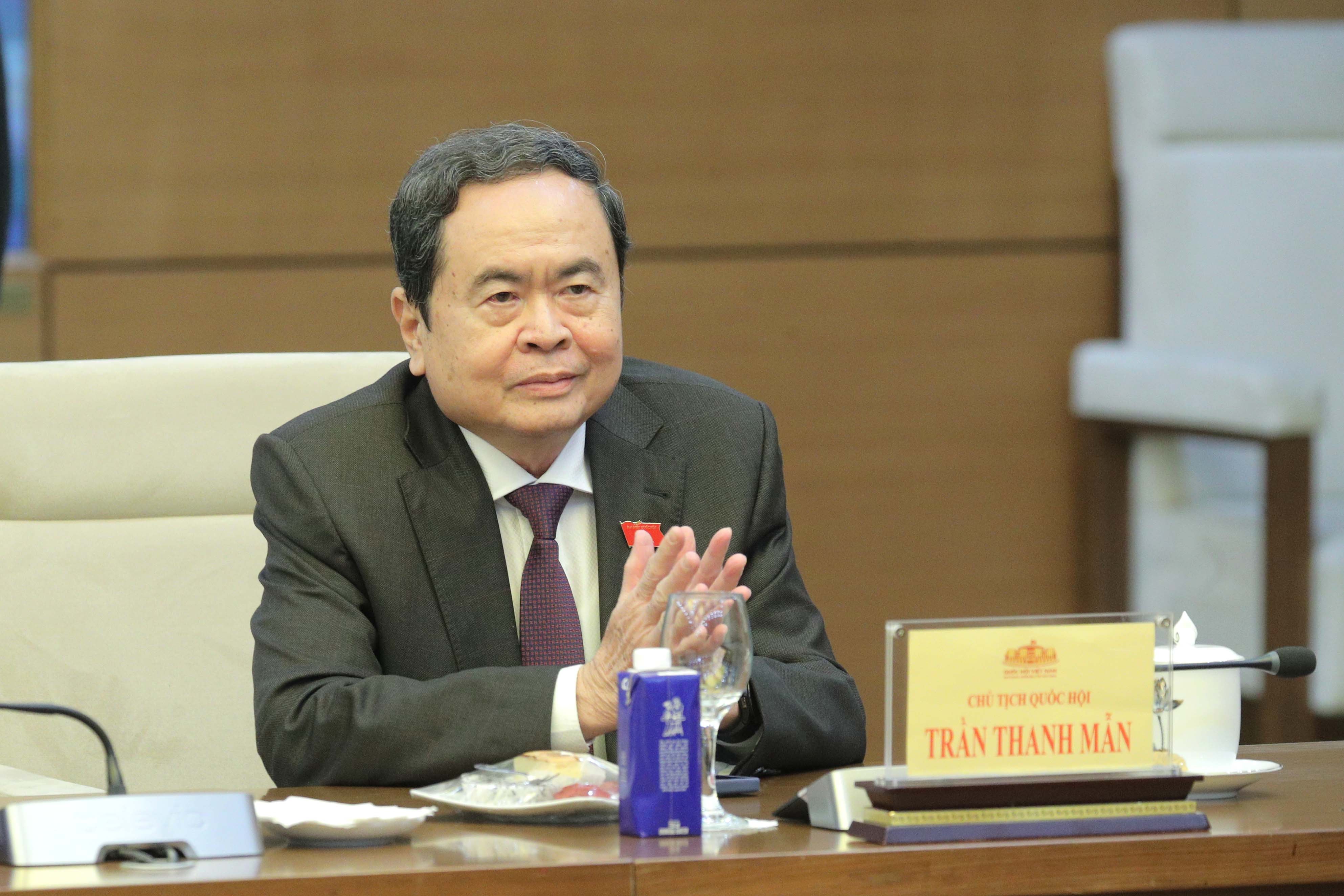 Chủ tịch Quốc hội Trần thanh Mẫn dự vàtrao bằng khen của UBTVQH cho các tập thể và cá nhân có thành tích xuất sắc trong công tác chuyển đổi số của Quốc hội năm 2025
