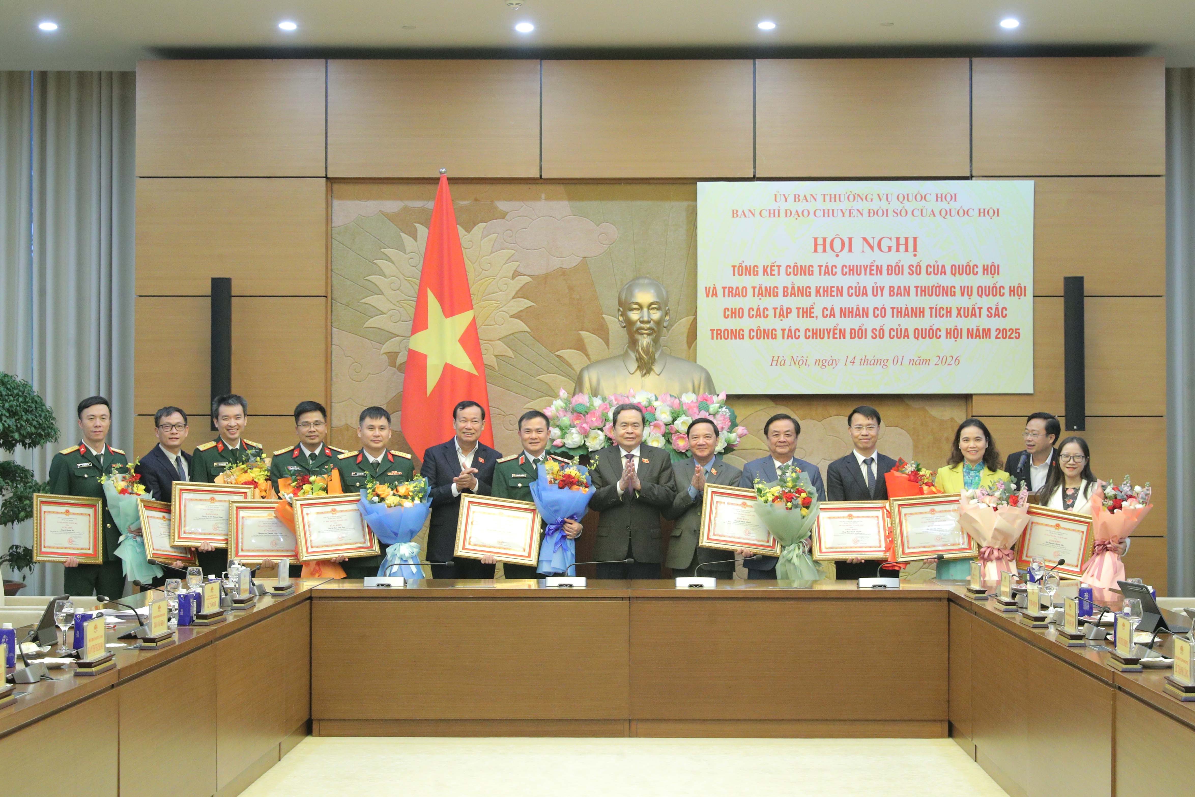 Chủ tịch Quốc hội Trần Thanh Mẫn trao bằng khen của UBTVQH cho các cá nhân có thành tích xuất sắc trong công tác chuyển đổi số của Quốc hội năm 2025