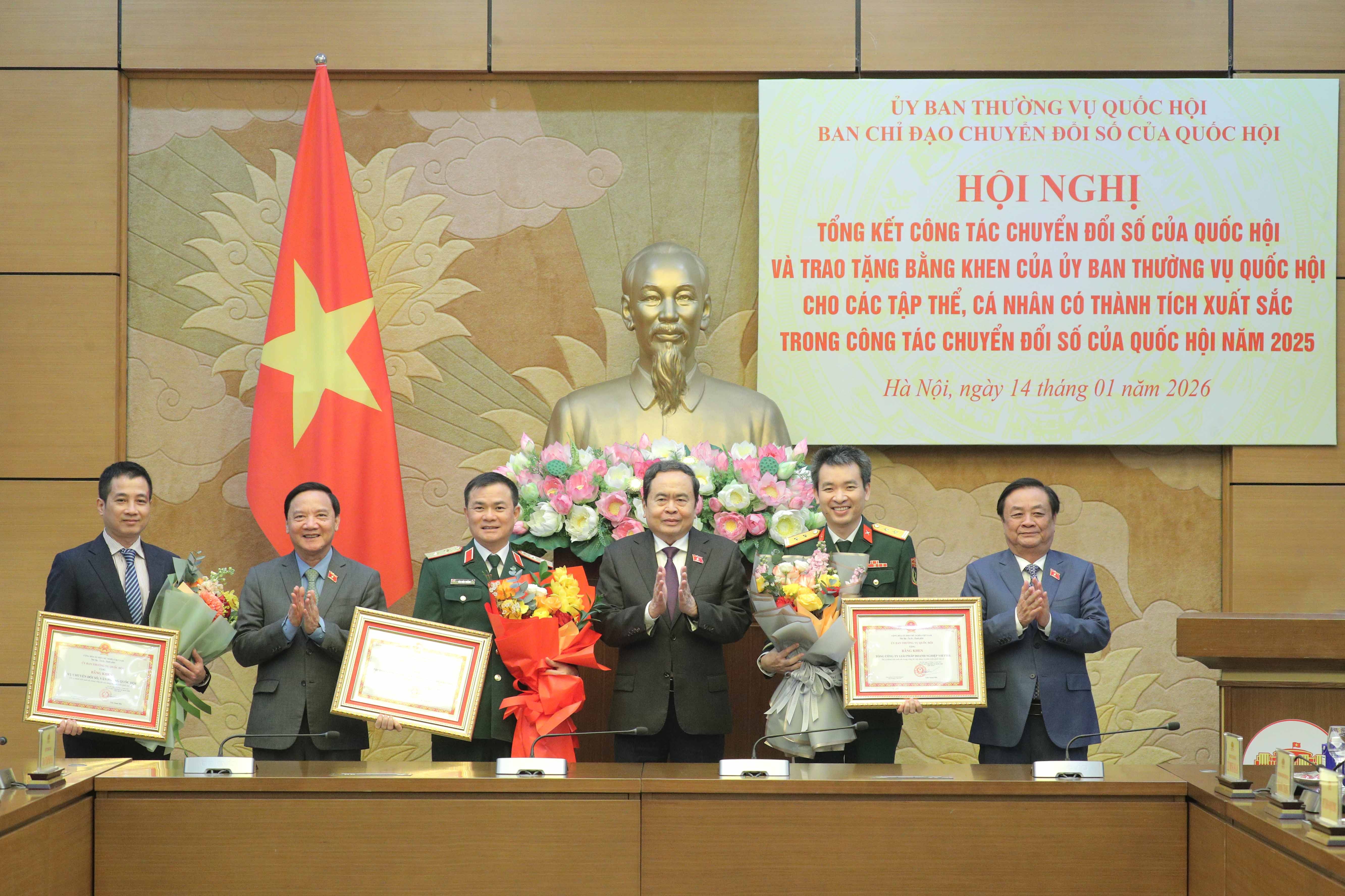 Chủ tịch Quốc hội Trần Thanh Mẫn trao bằng khen của UBTVQH cho các tập thể có thành tích xuất sắc trong công tác chuyển đổi số của Quốc hội năm 2025