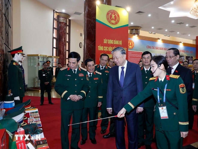 Tổng Bí thư Tô Lâm và các đại biểu xem tham quan gian trưng bày trang thiết bị và nhu yếu phẩm quân sự. (Ảnh: Thống Nhất/TTXVN) ttxvn-1401-tong-bi-thu-tong-cuc-hau-can-ky-thuat-13.jpg