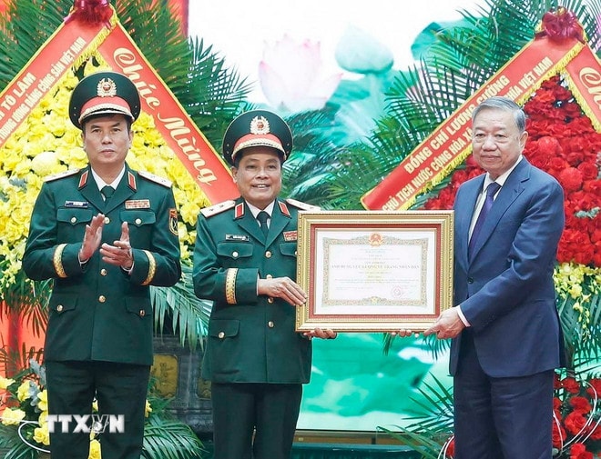 Tổng Bí thư Tô Lâm trao Danh hiệu Anh hùng Lực lượng Vũ trang Nhân dân cho Tổng cục Hậu cần-Kỹ thuật. (Ảnh: Thống Nhất/TTXVN) ttxvn-1401-tong-bi-thu-tong-cuc-hau-can-ky-thuat-9.jpg