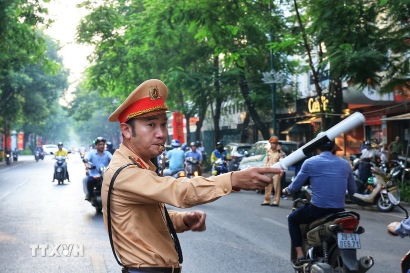 A traffic police officer regulates the traffic flow on a street in Hanoi. (Illustrative photo: VNA) 